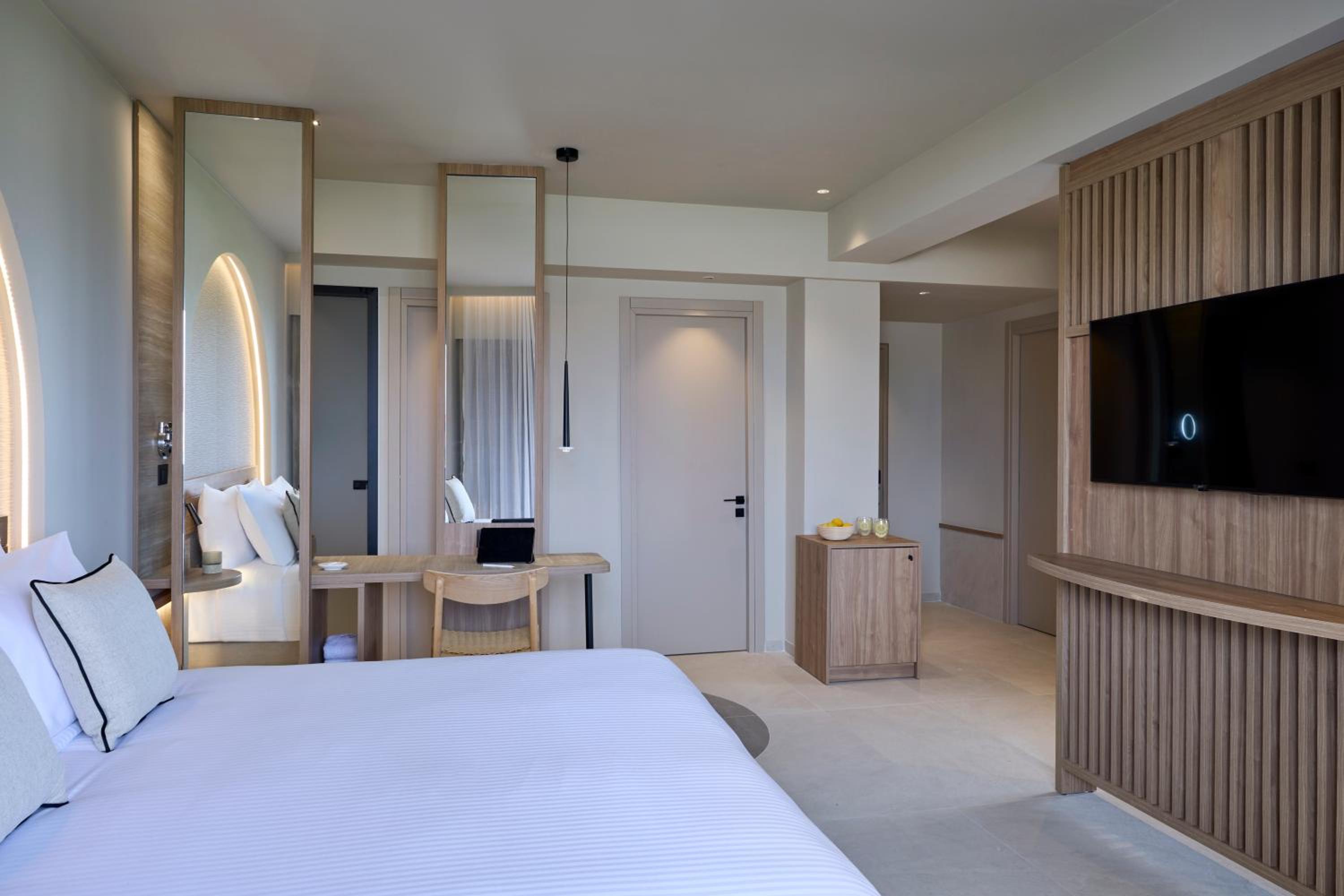 Deluxe Family Suite Side Sea View - Photo 2