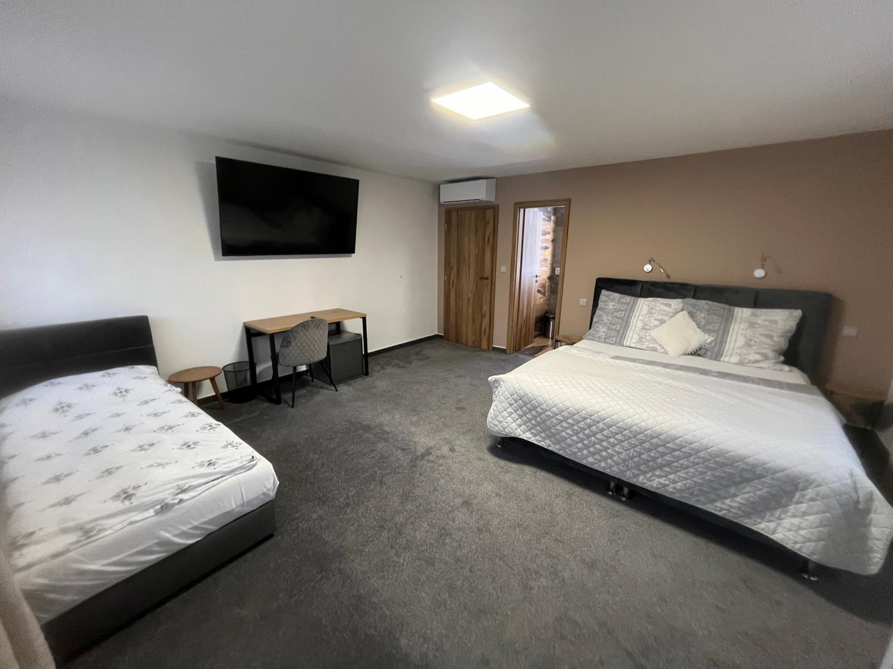 Deluxe Triple Room photo 2