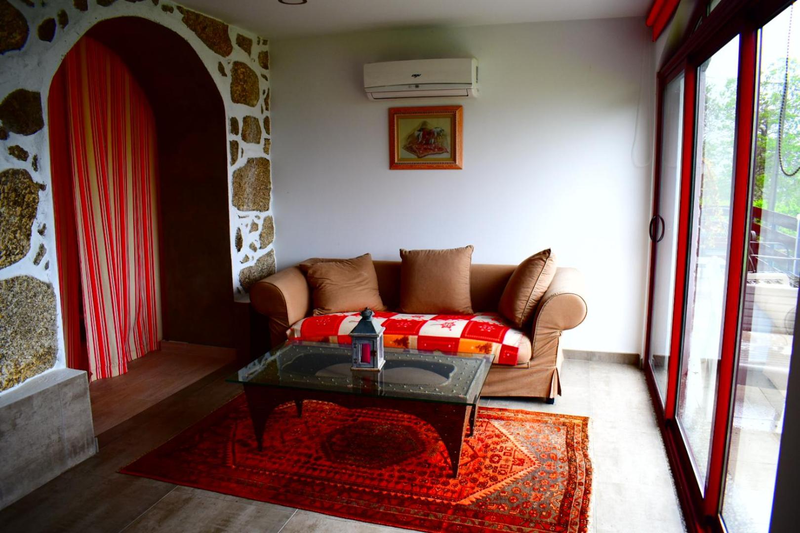 One-Bedroom Apartment with Balcony and Mountain View   photo 2