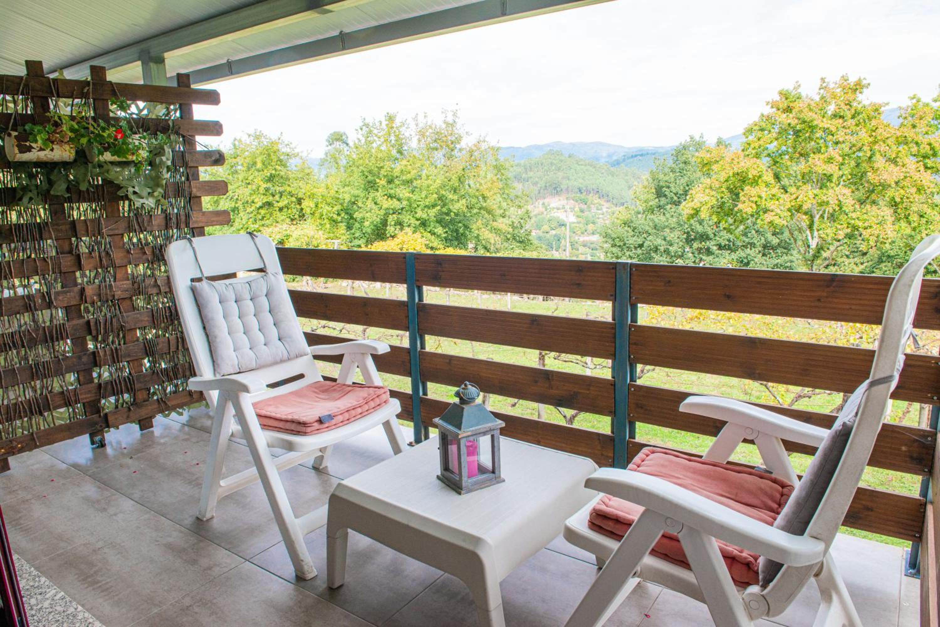One-Bedroom Apartment with Balcony and Mountain View   photo 3