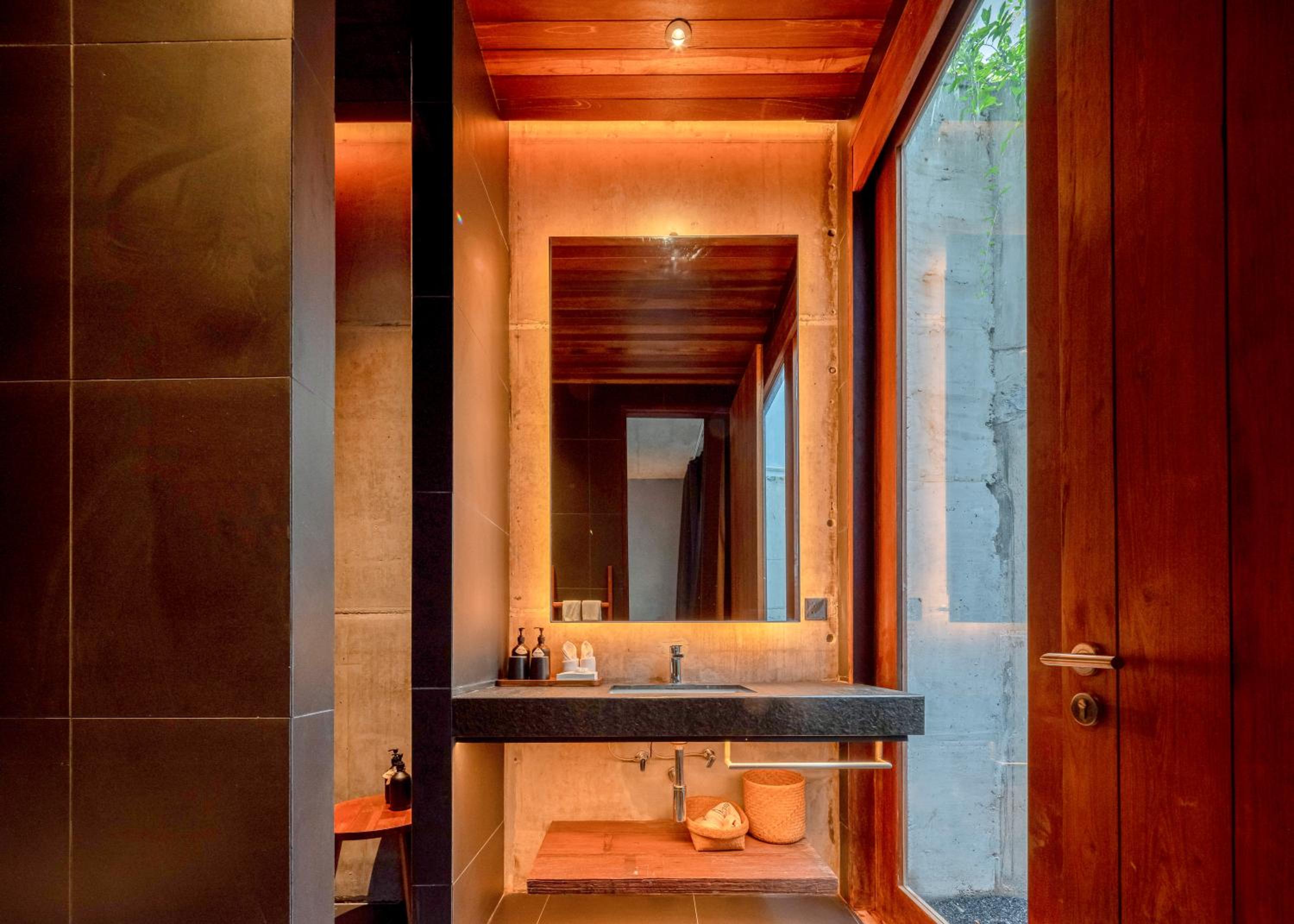 Deluxe King Room with Bath Tub