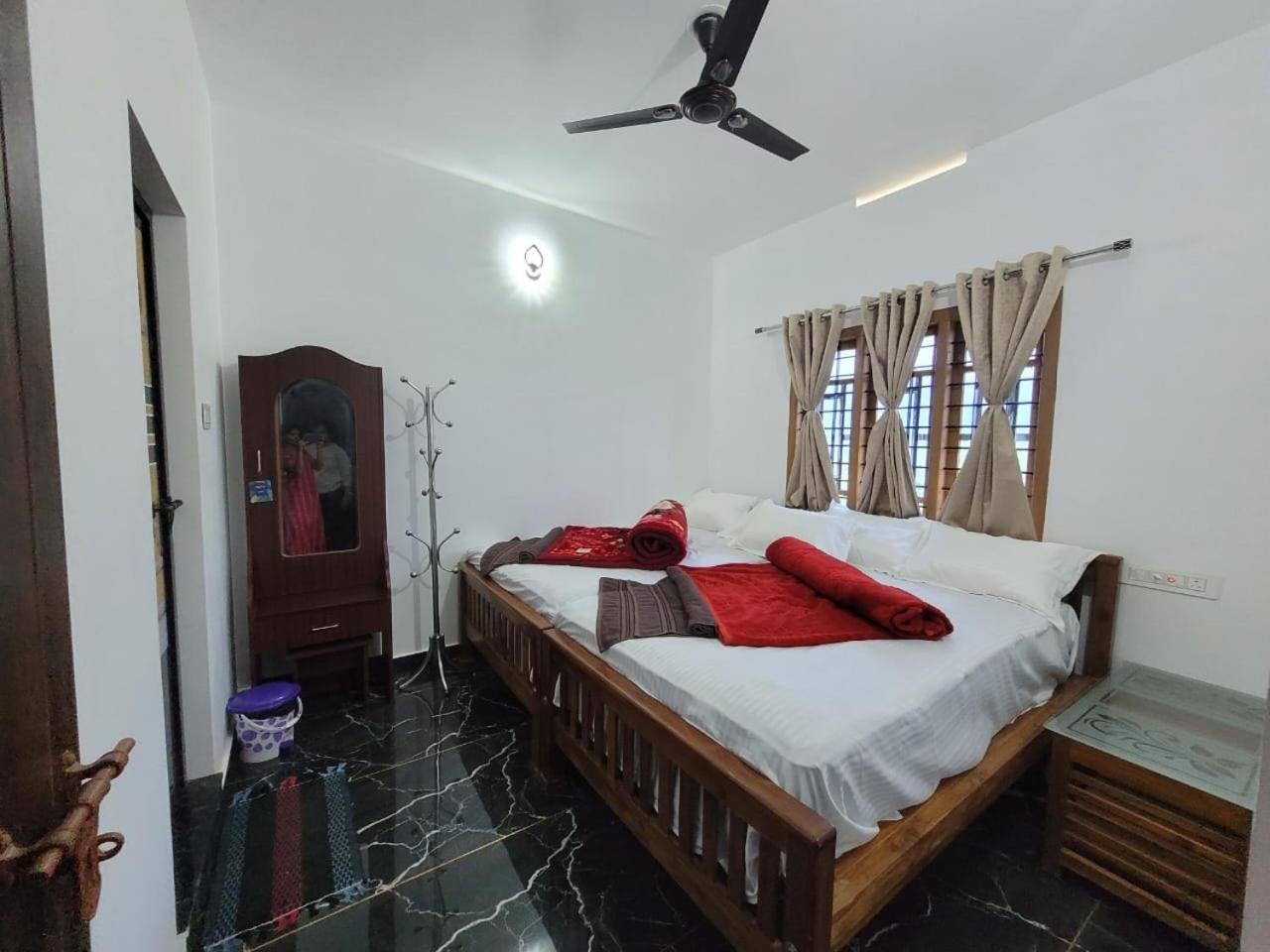 Deluxe Double Room (2 Adults + 1 Child) photo 3