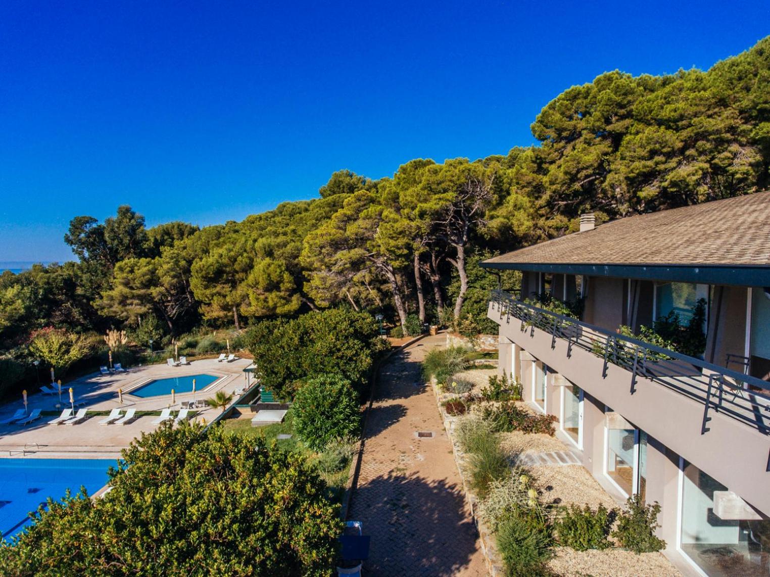 One-Bedroom Apartment with Pool View photo 3