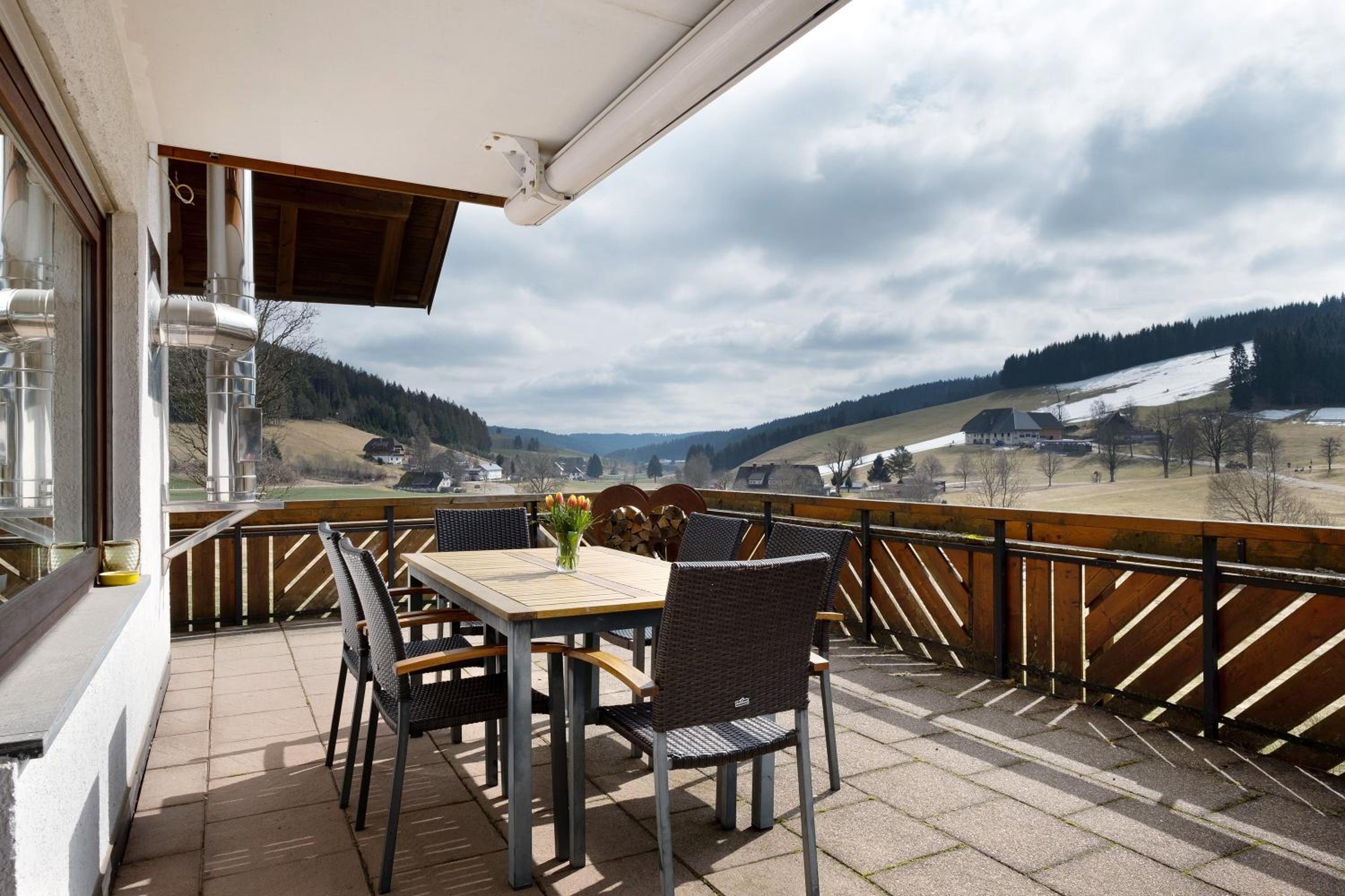 Two-Bedroom Deluxe Apartment with Garden View photo 2