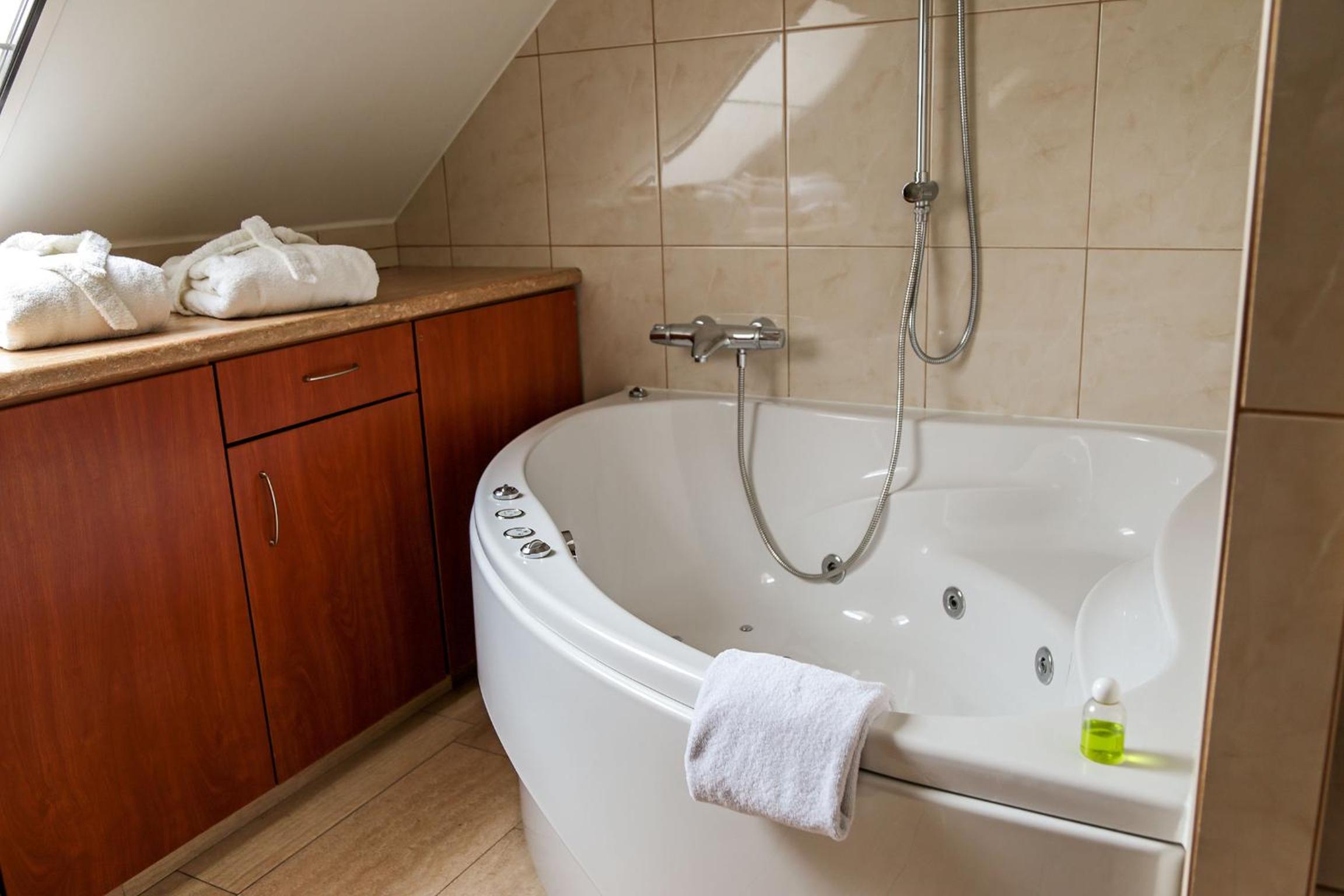 Double Room with Spa Bath photo 1