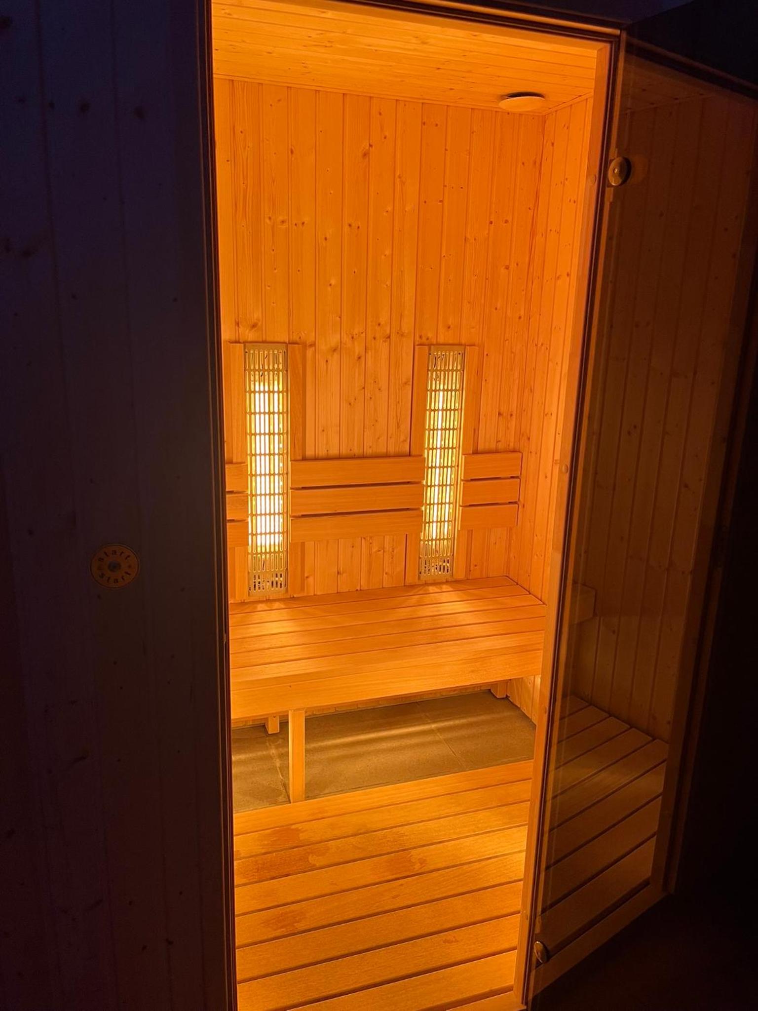 Suite with Spa Access photo 3