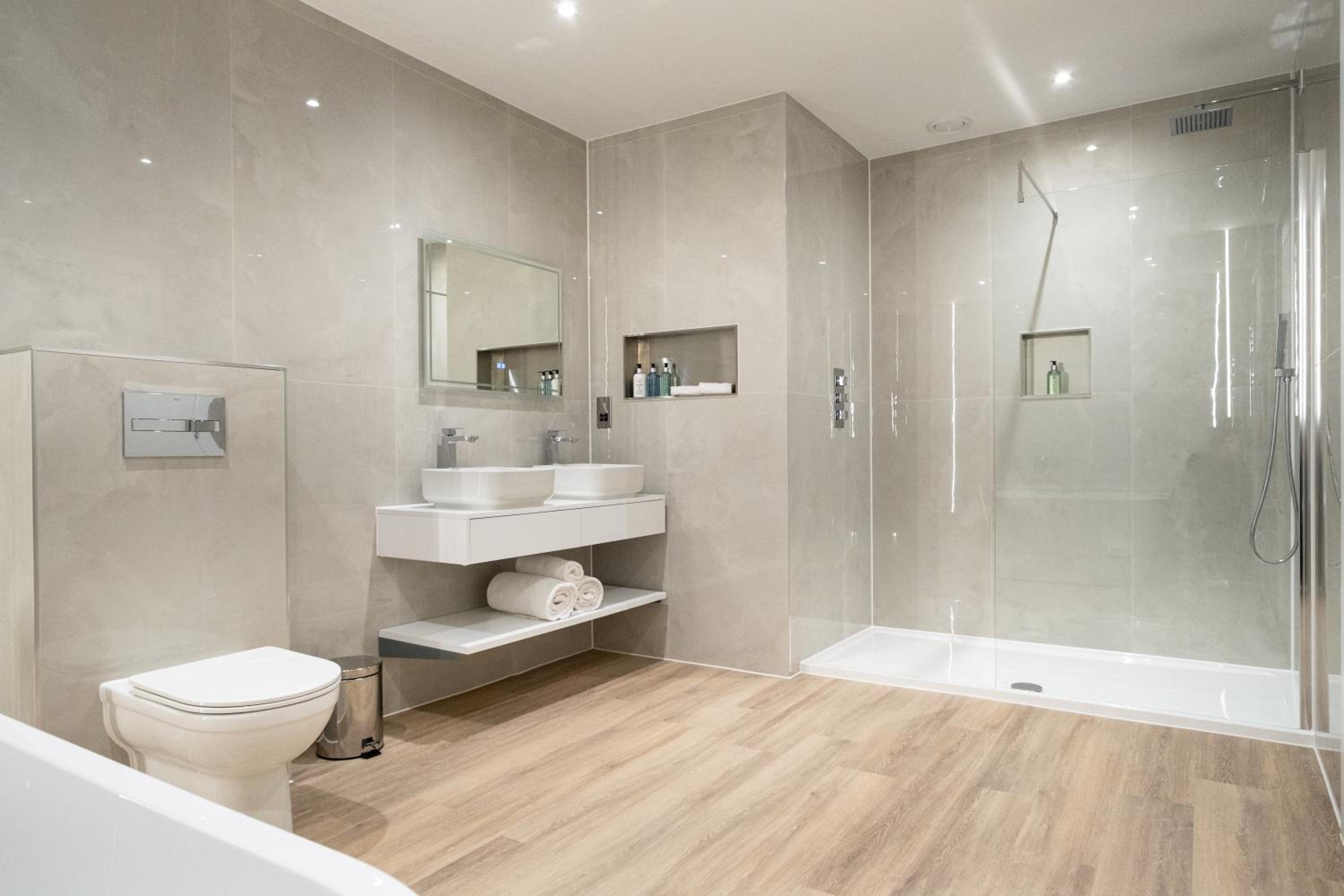Executive Suite - Photo 3