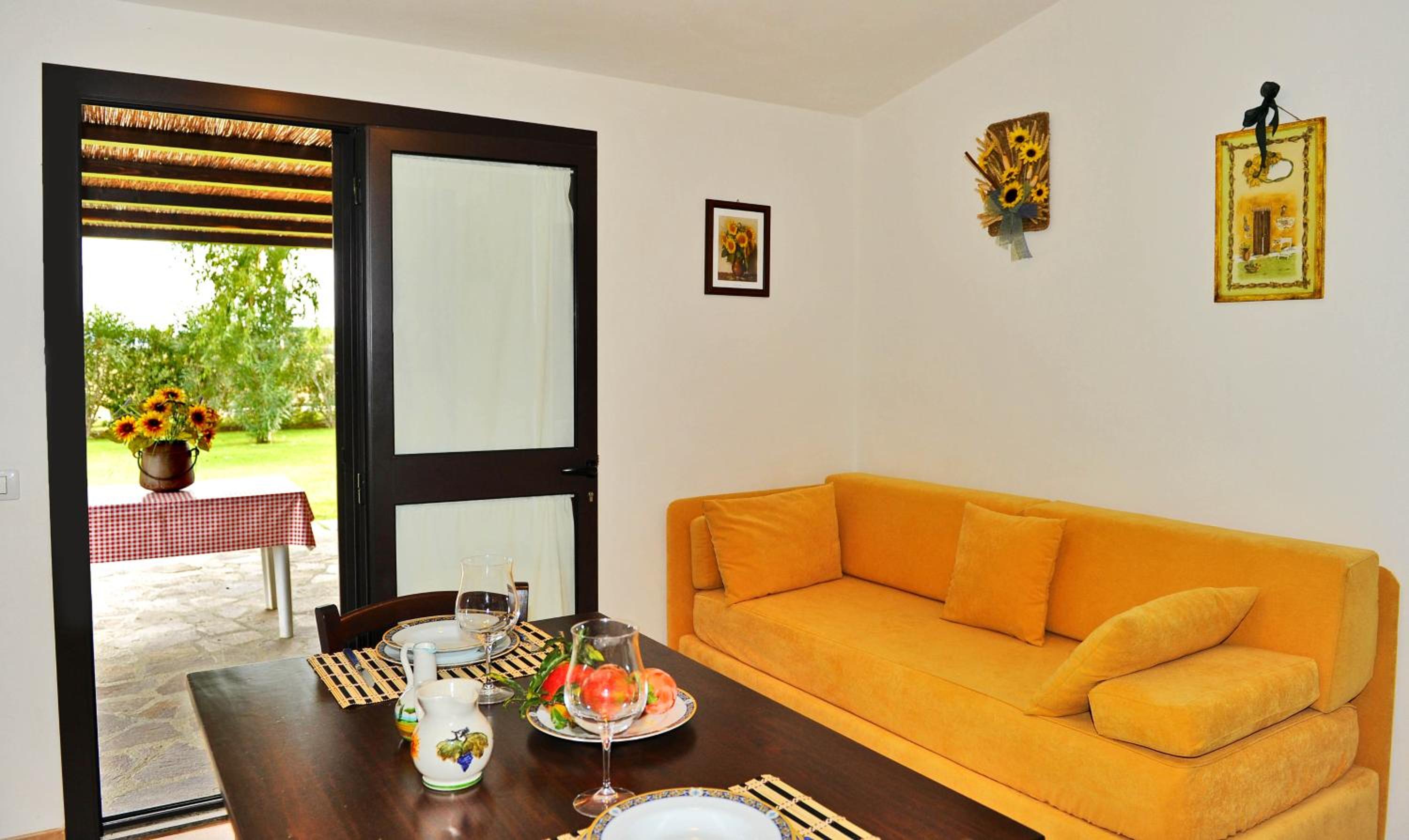 Deluxe One-Bedroom Apartment with Garden View photo 2