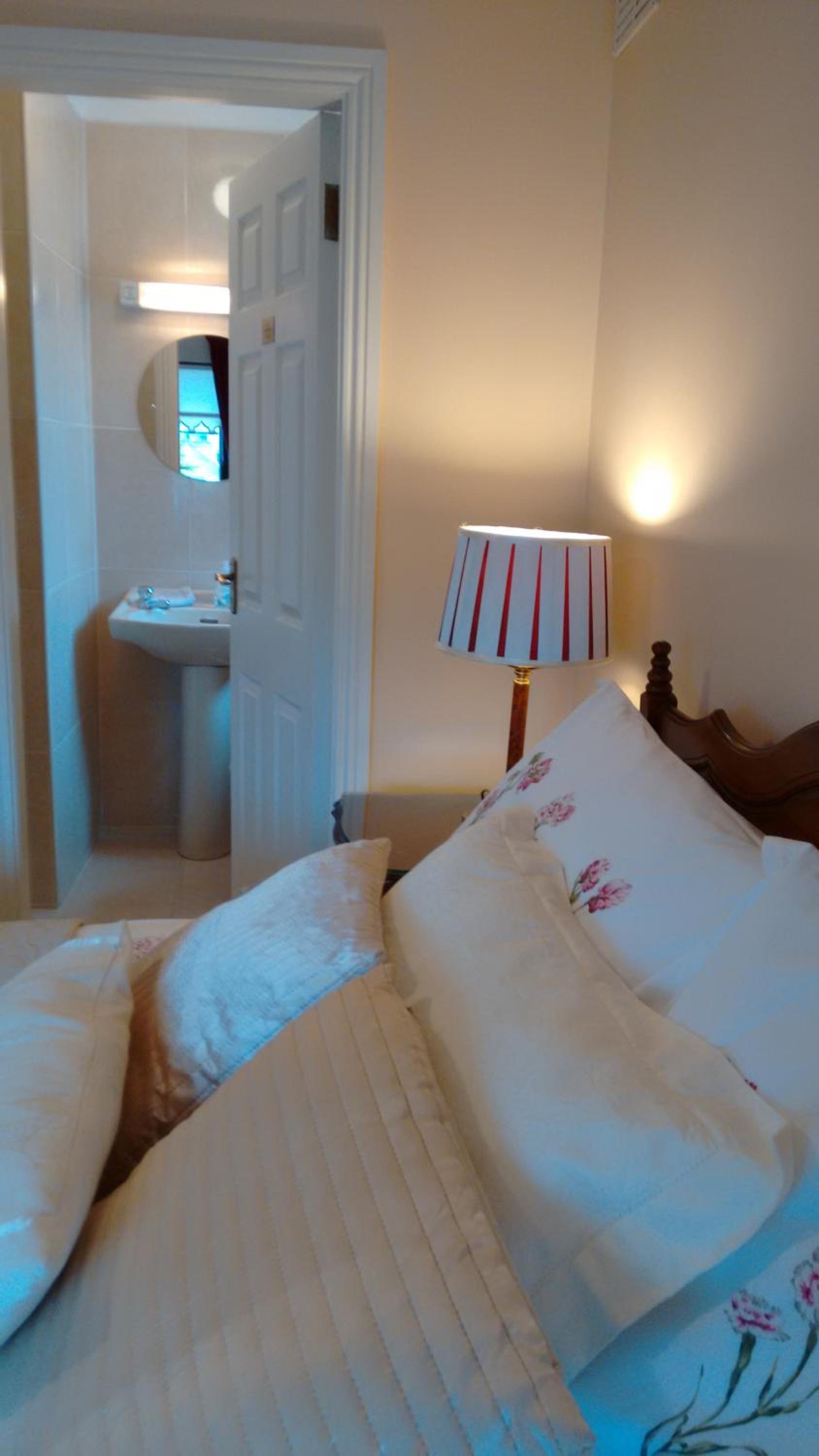 Double Room with Private Bathroom - Photo 23