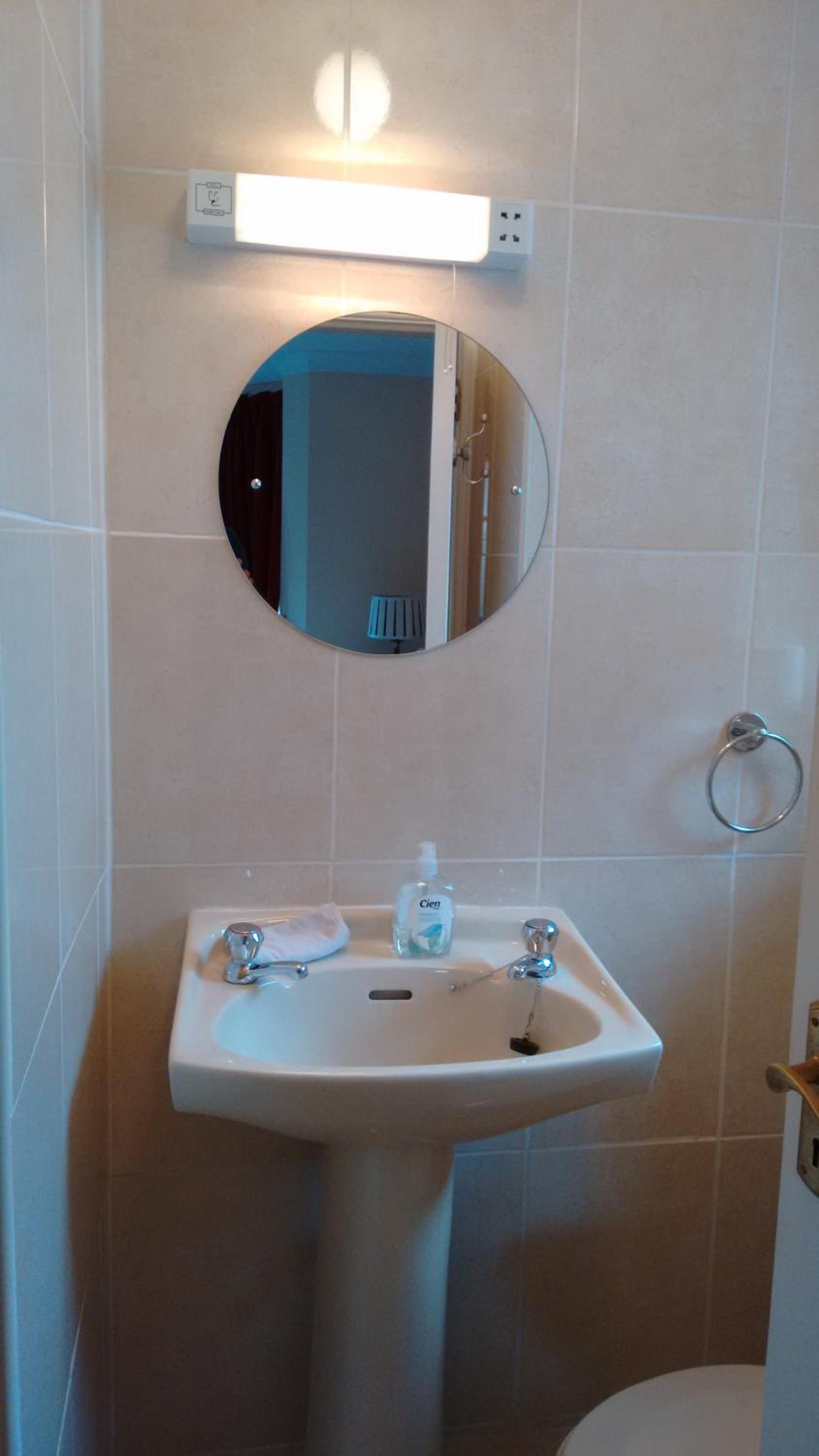 Double Room with Private Bathroom - Photo 21