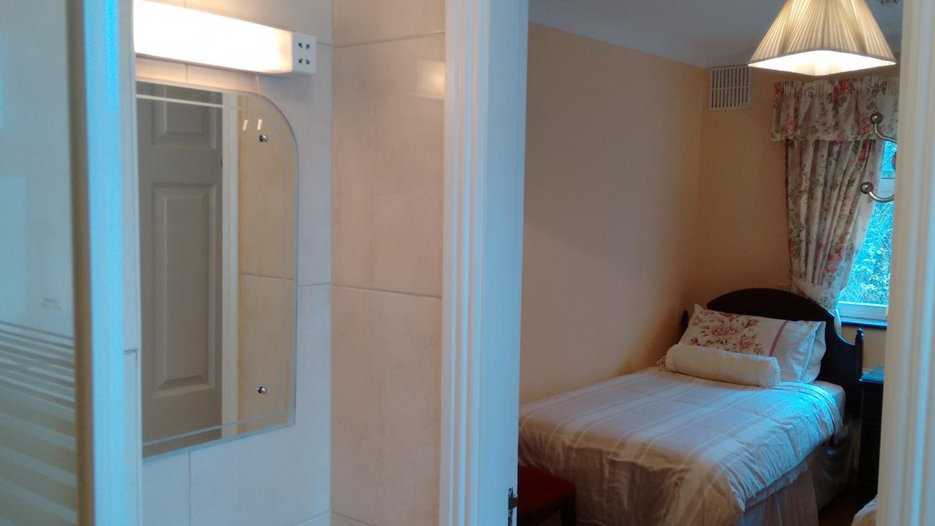 Twin Room with Private Bathroom - Photo 30