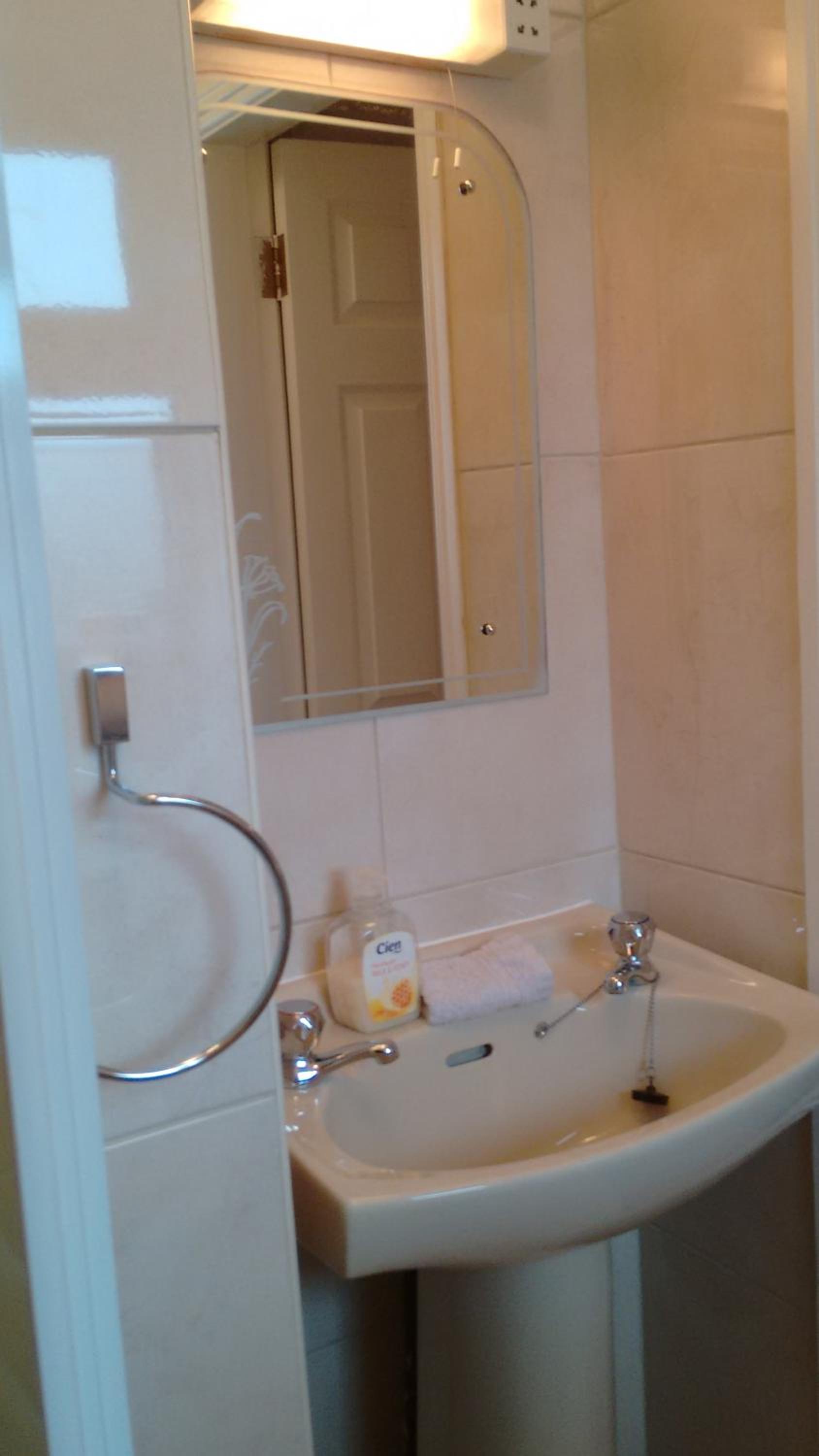 Double Room with Private Bathroom - Photo 16
