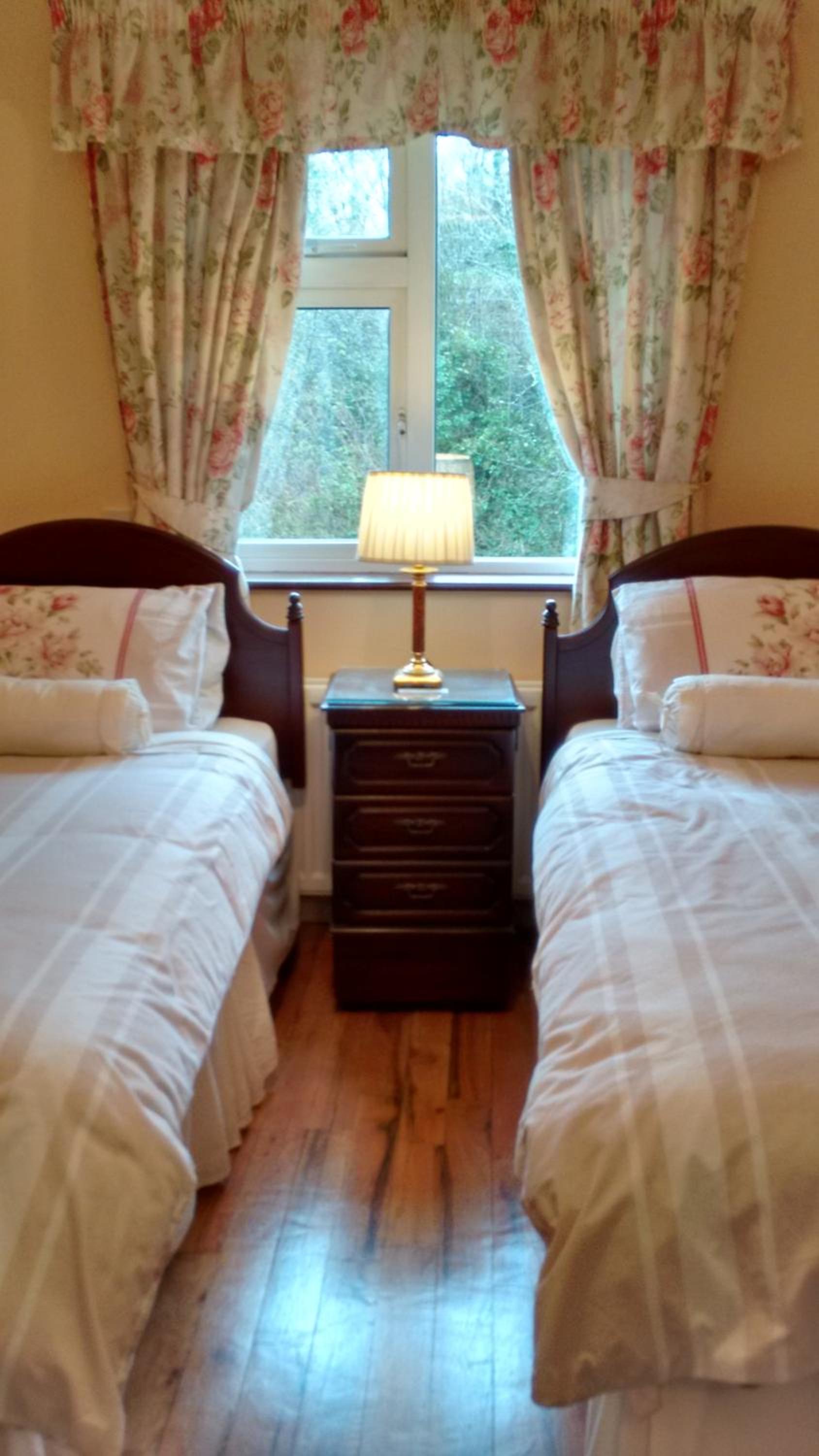 Twin Room with Private Bathroom - Photo 33