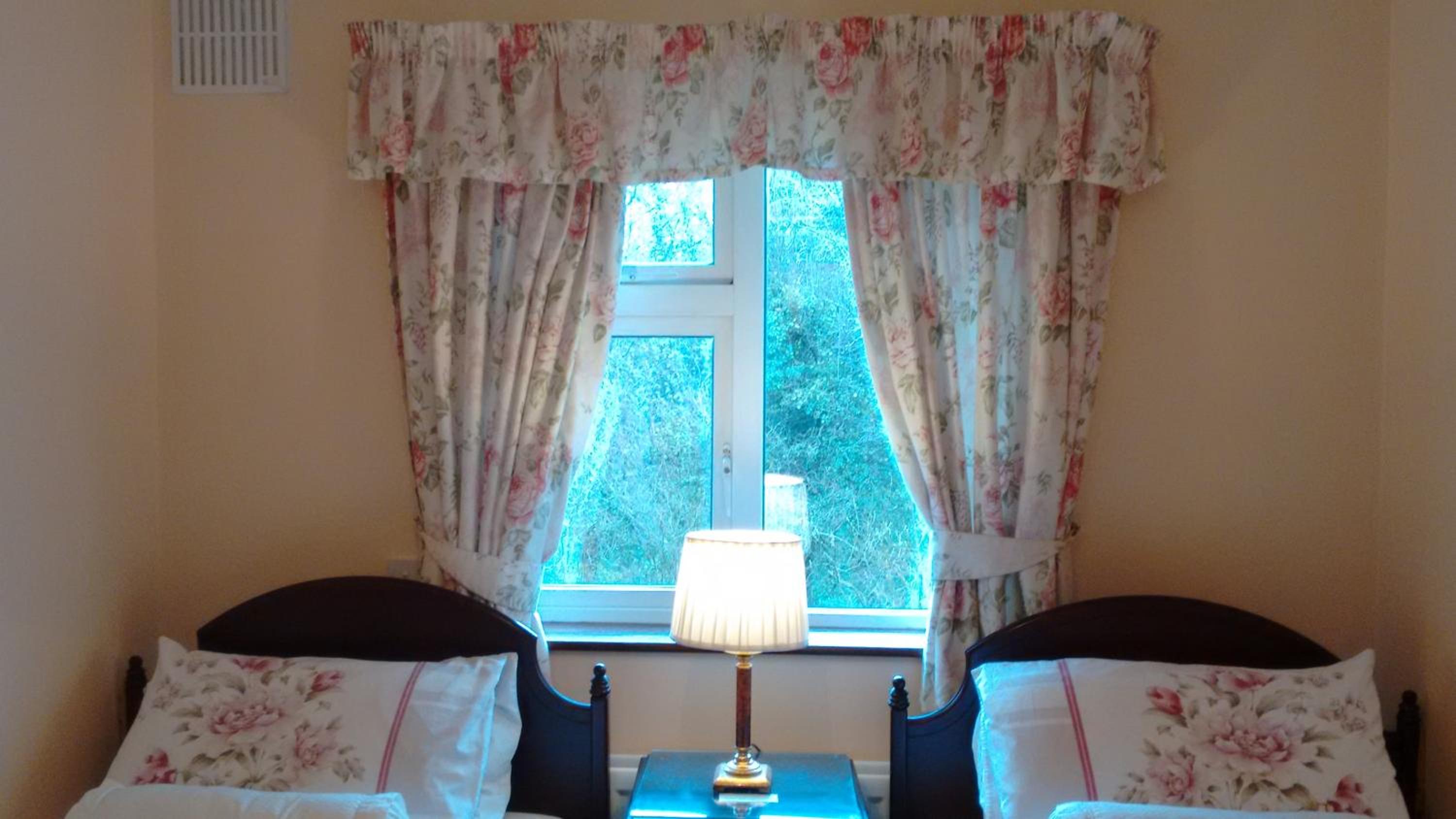 Twin Room with Private Bathroom - Photo 35