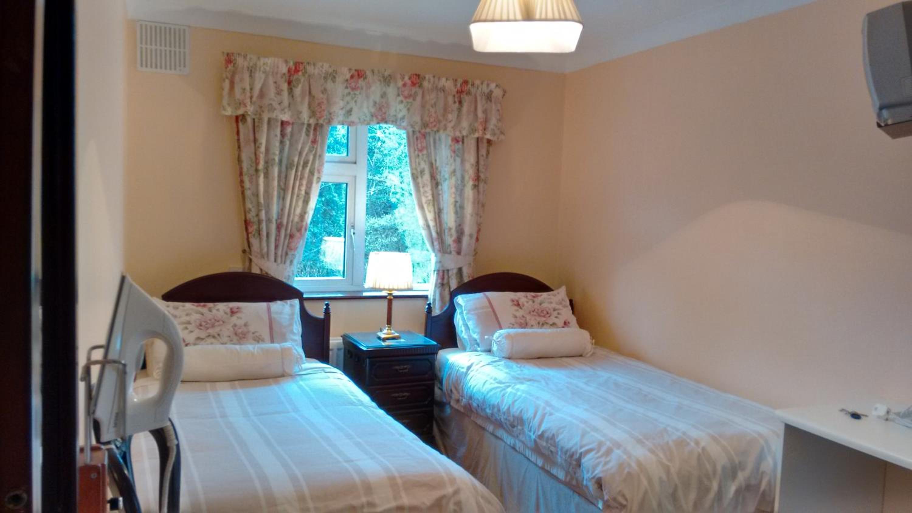 Twin Room with Private Bathroom - Photo 36