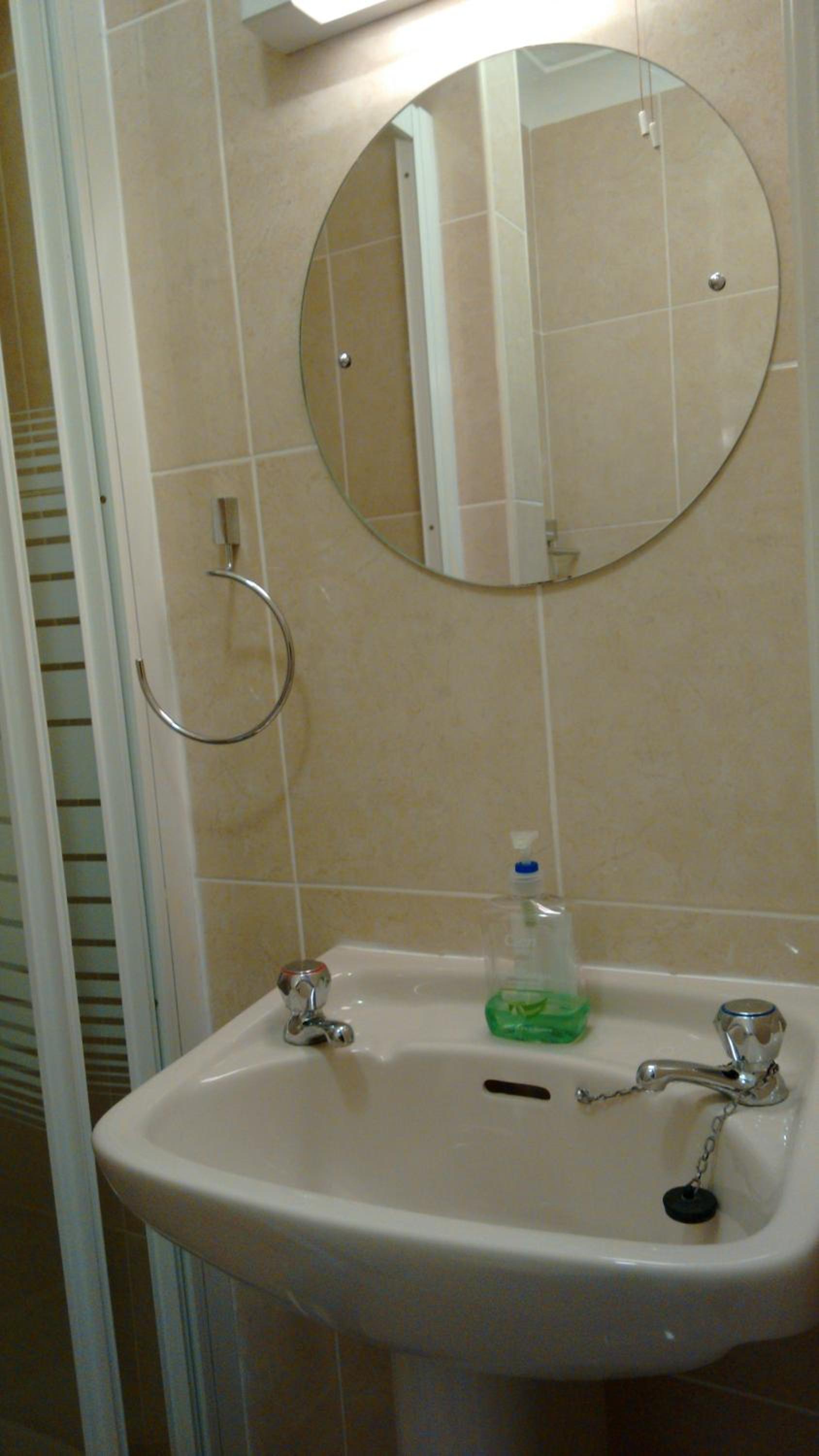 Double Room with Private Bathroom - Photo 5