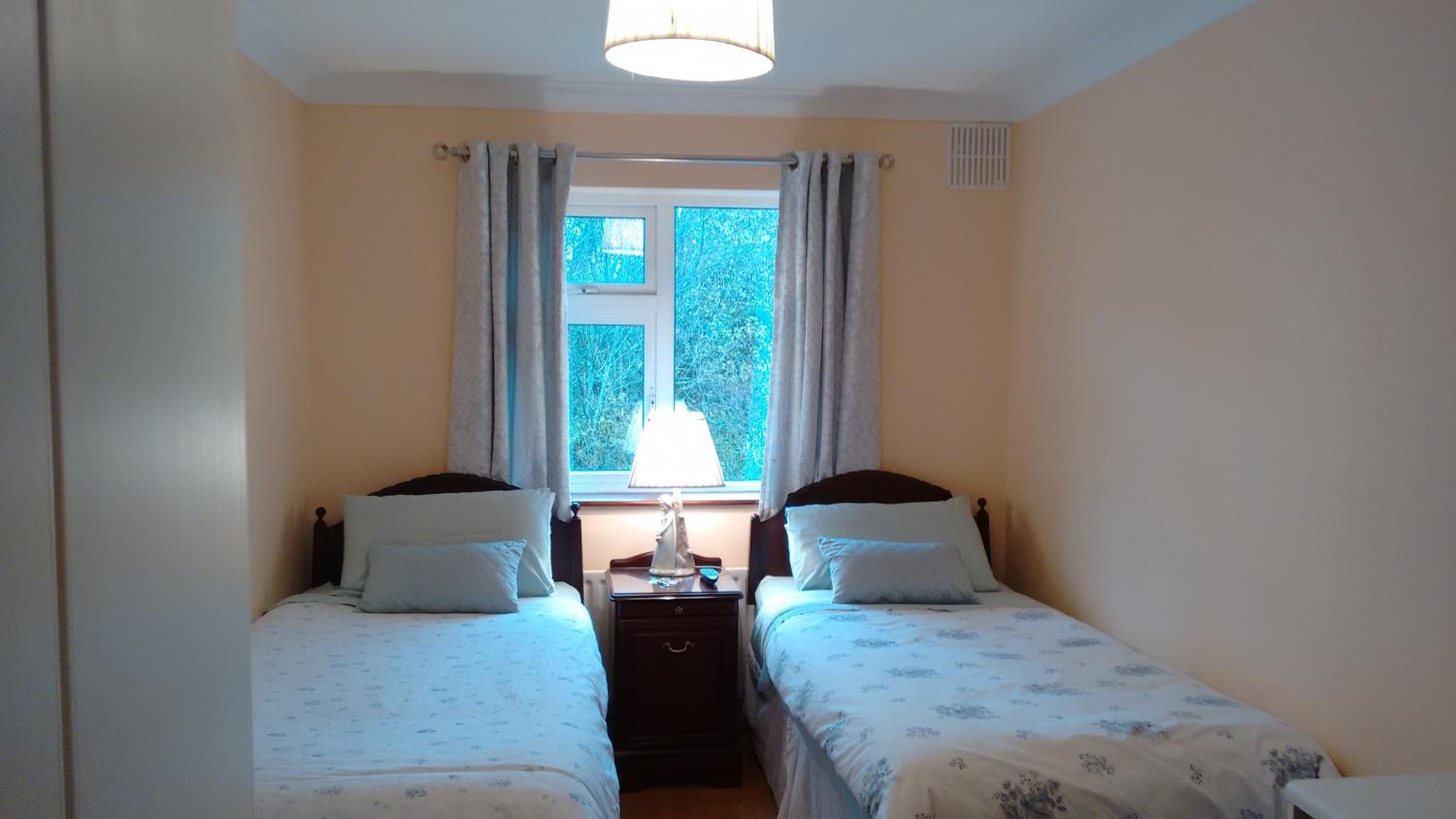 Twin Room with Private Bathroom - Photo 25