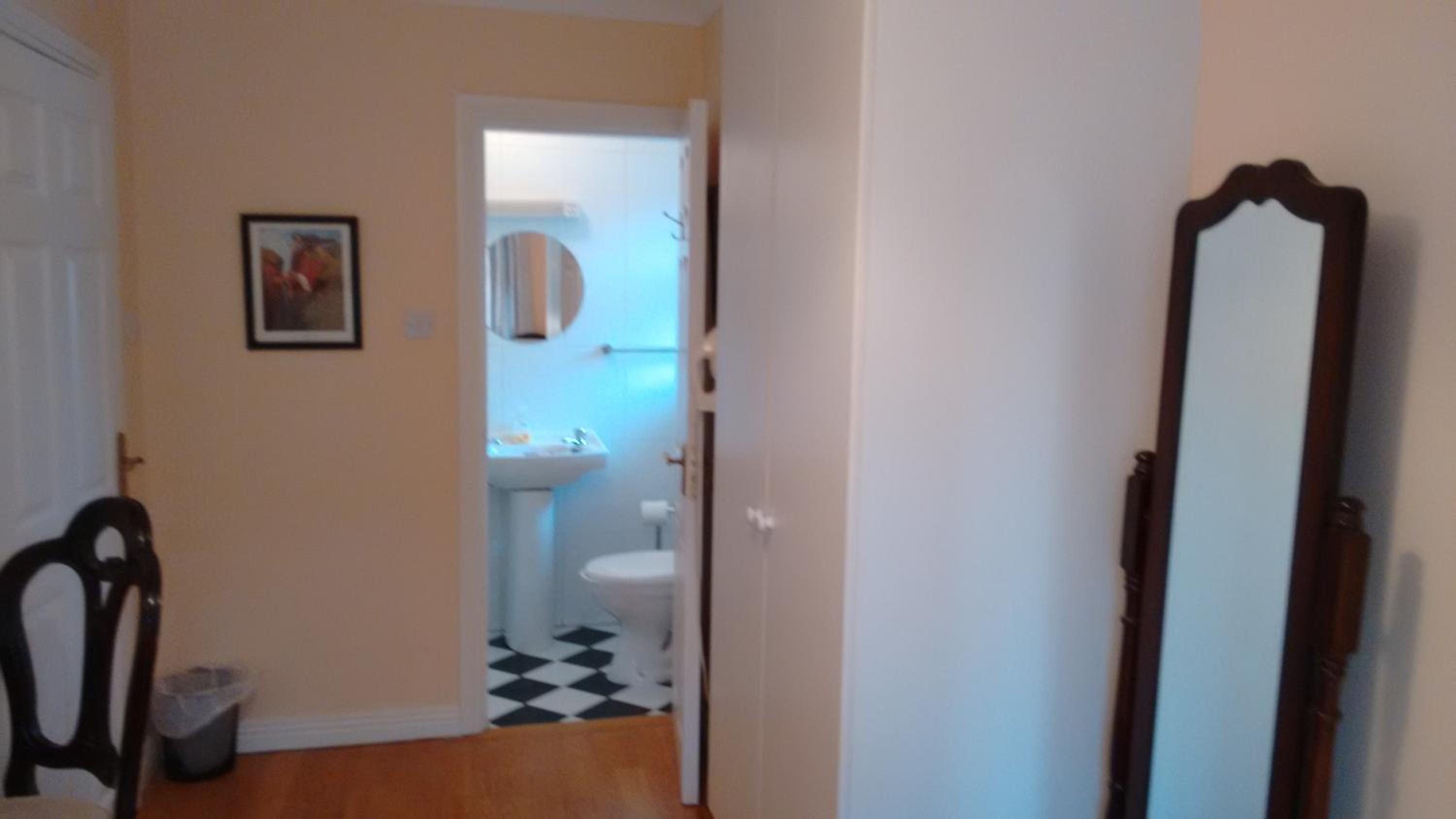 Twin Room with Private Bathroom - Photo 17