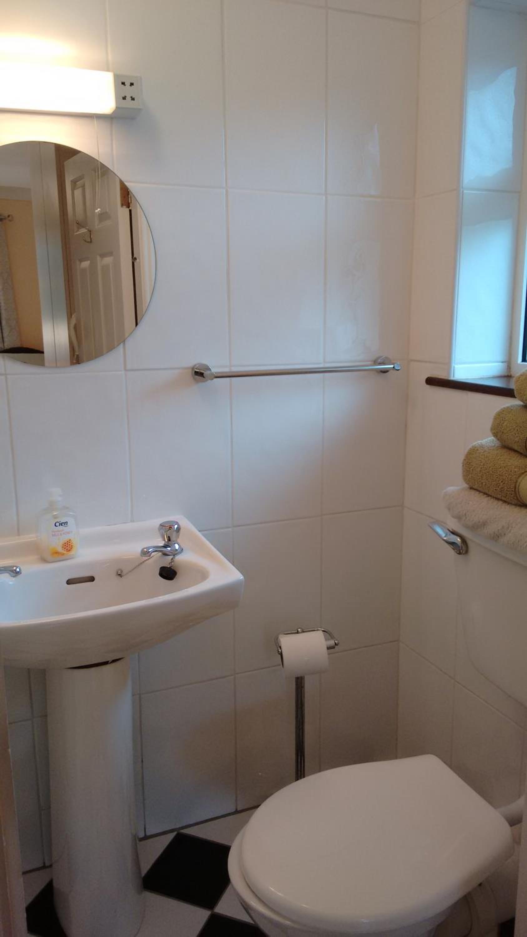 Double Room with Private Bathroom - Photo 4