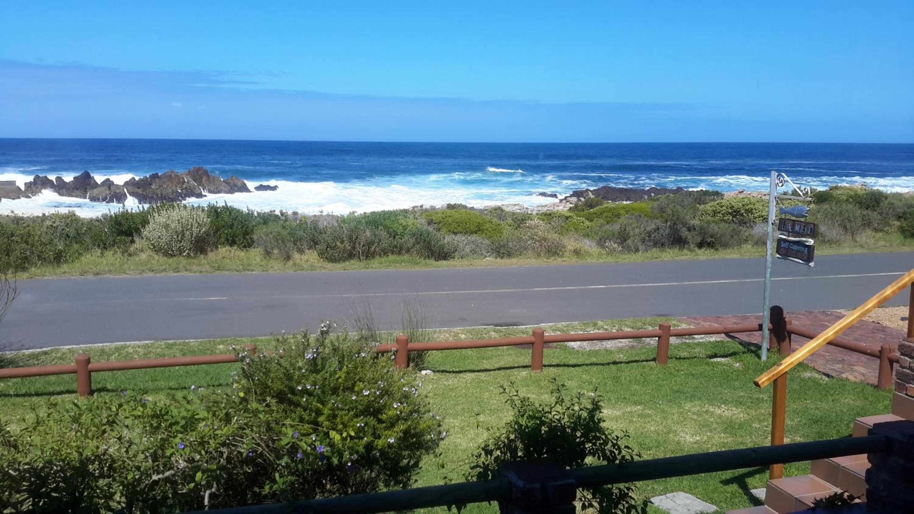 Three-Bedroom House - Sea Front - Photo 23