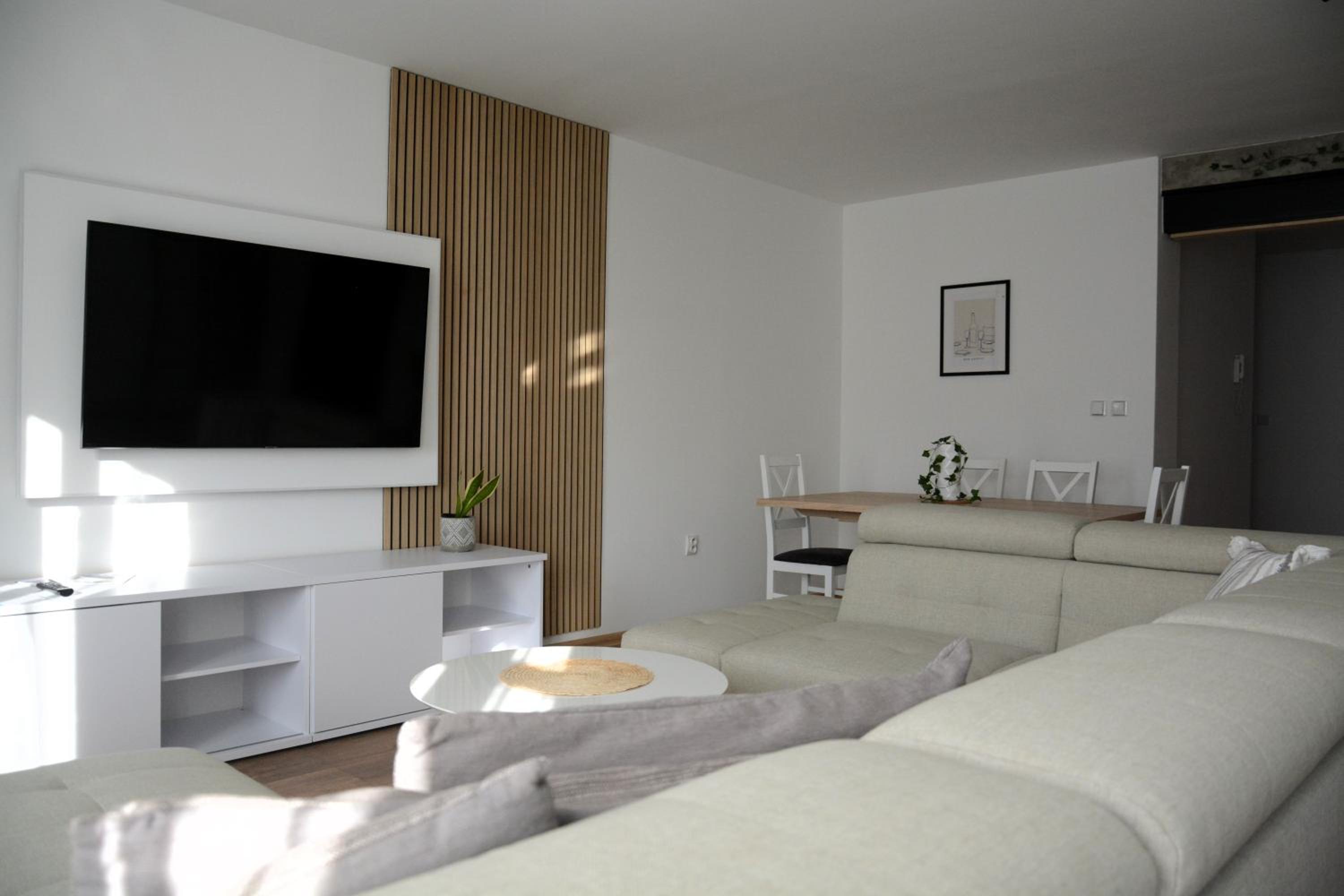 Two-Bedroom Deluxe Apartment with Balcony - Photo 2