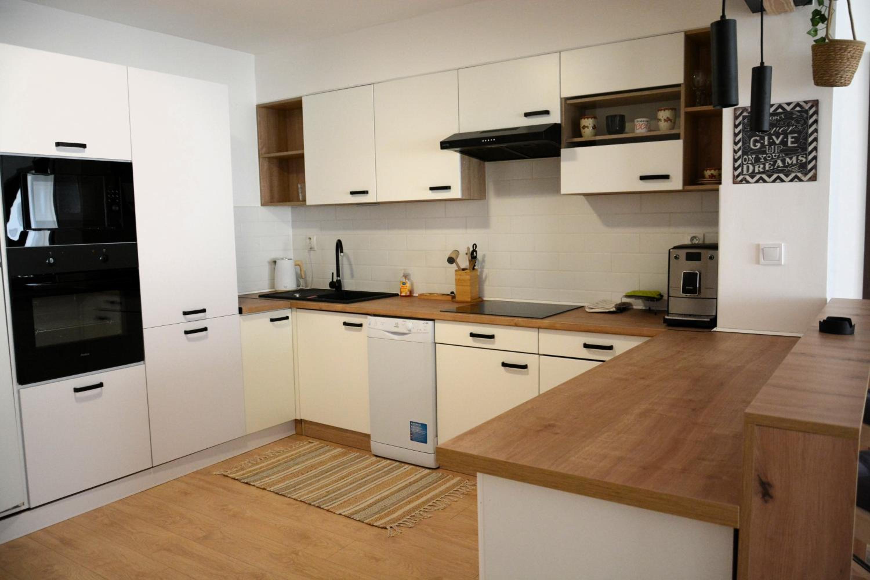 Two-Bedroom Deluxe Apartment with Balcony - Photo 4