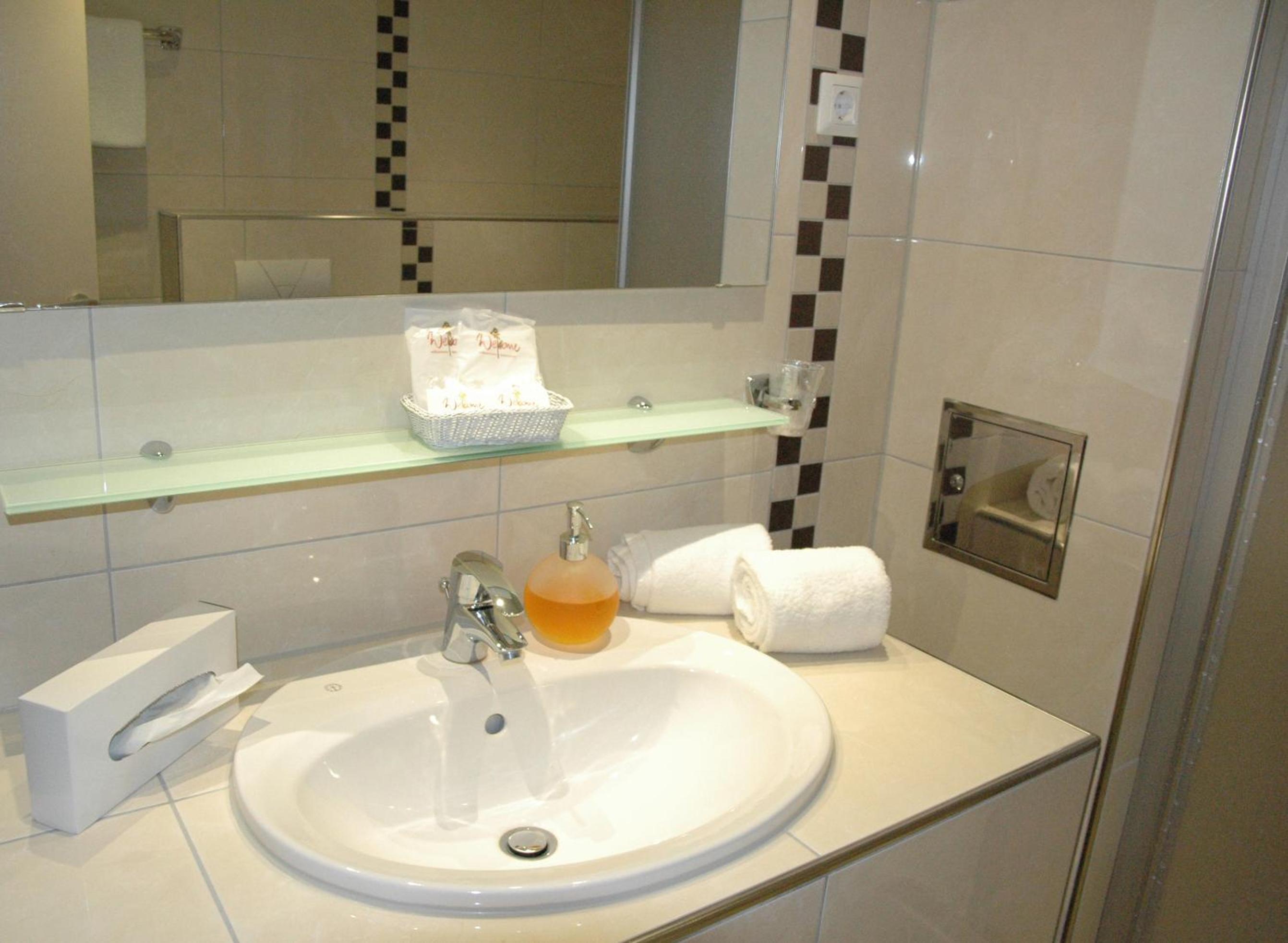 Classic Double Room with Balcony - Photo 6