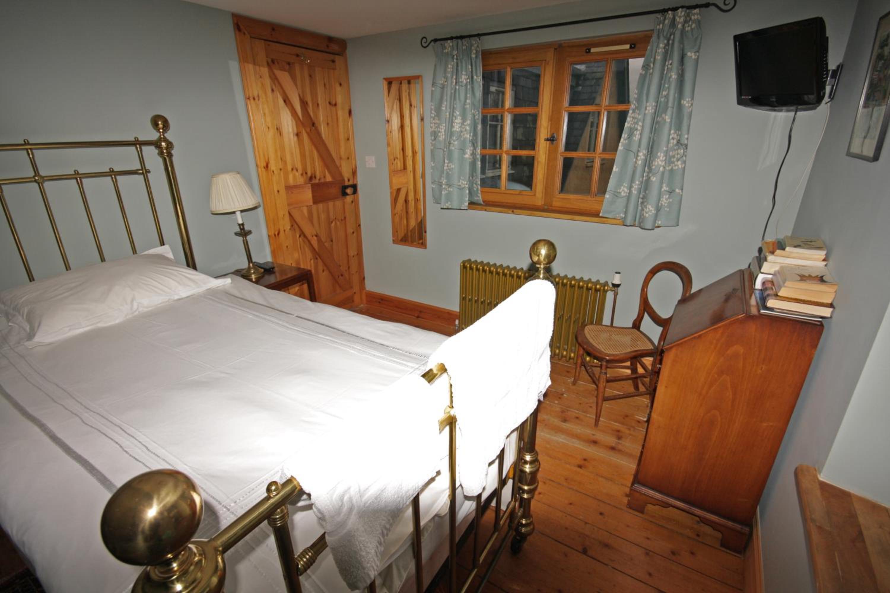 Single Room with Shared Bathroom