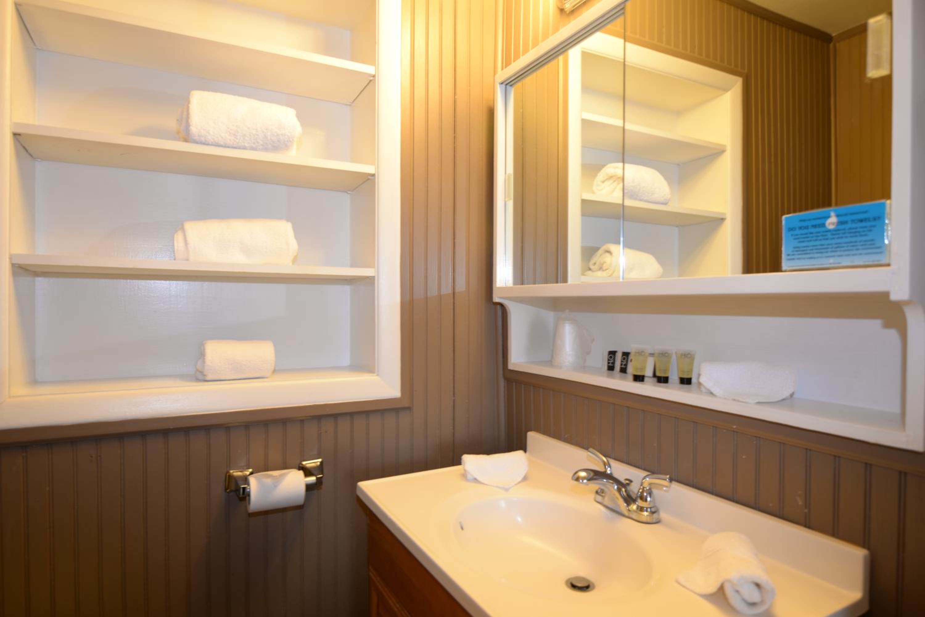 Queen Suite with Two Queen Beds - Photo 7