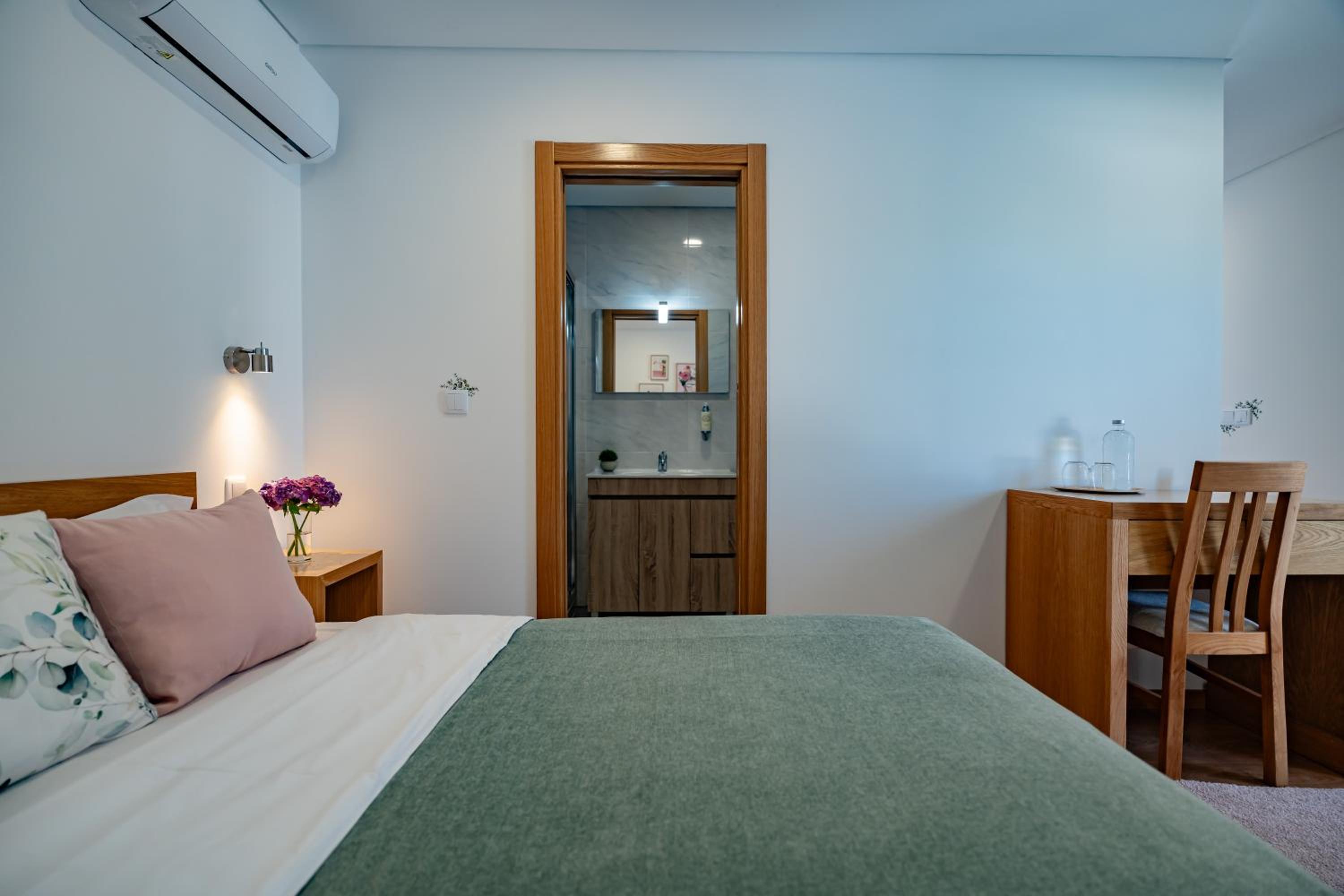 Double Room with Private Bathroom - Photo 2