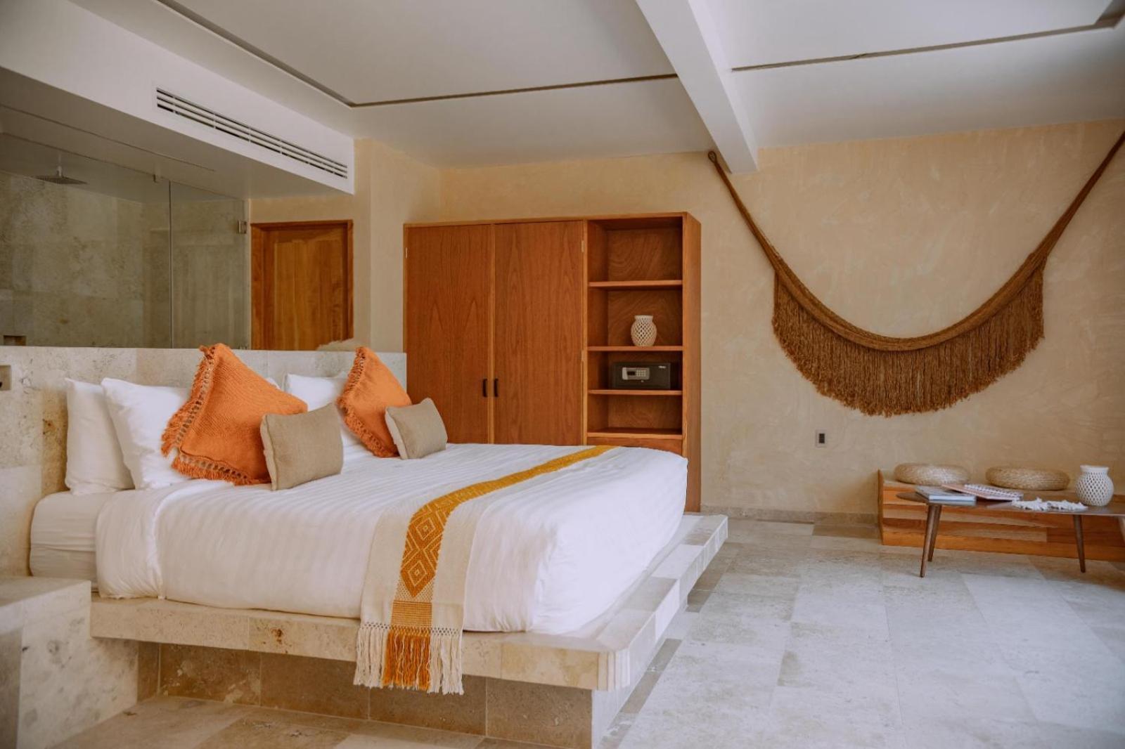 Deluxe Suite with Spa Bath - Photo 8