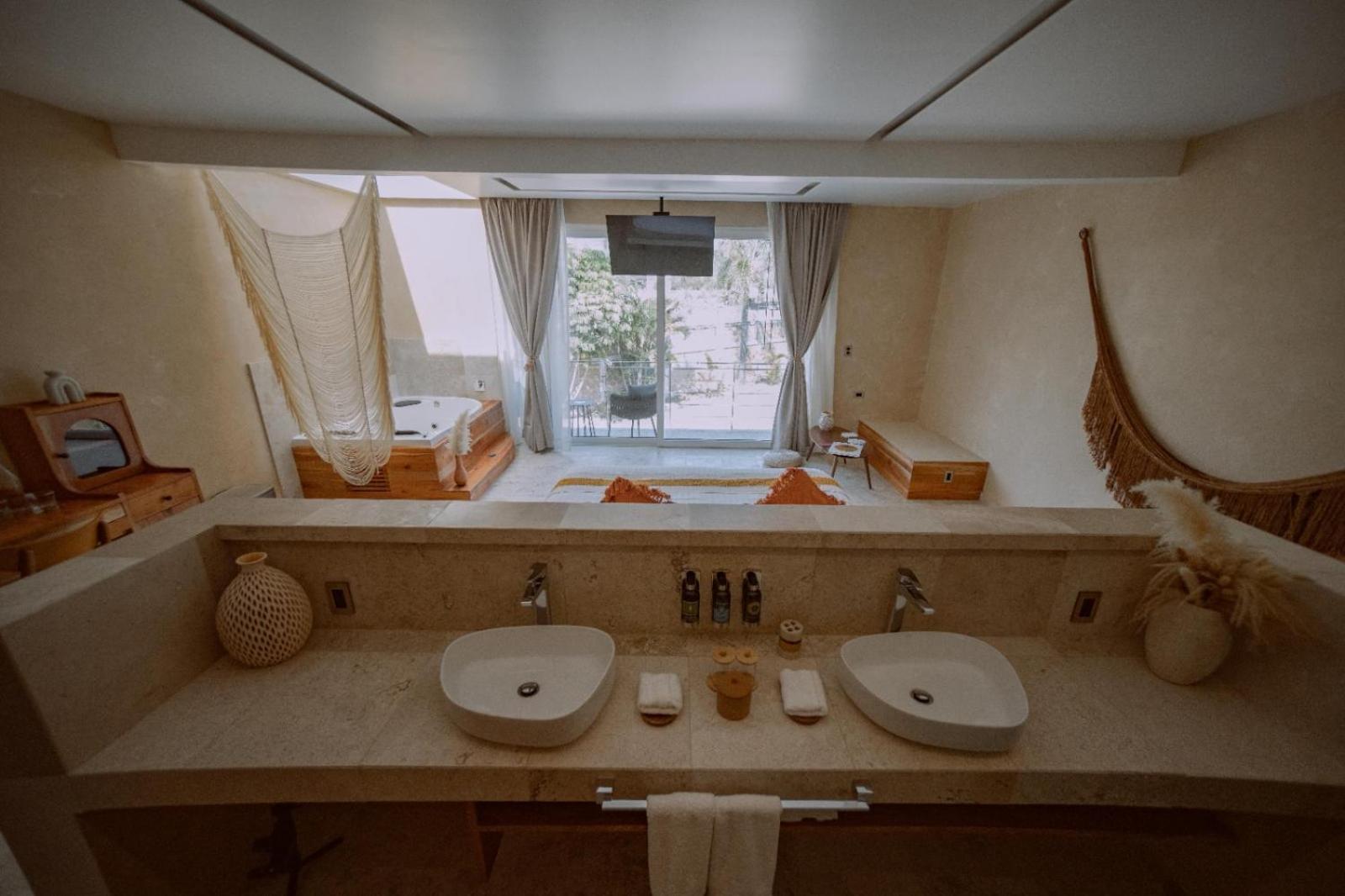 Deluxe Suite with Spa Bath - Photo 7