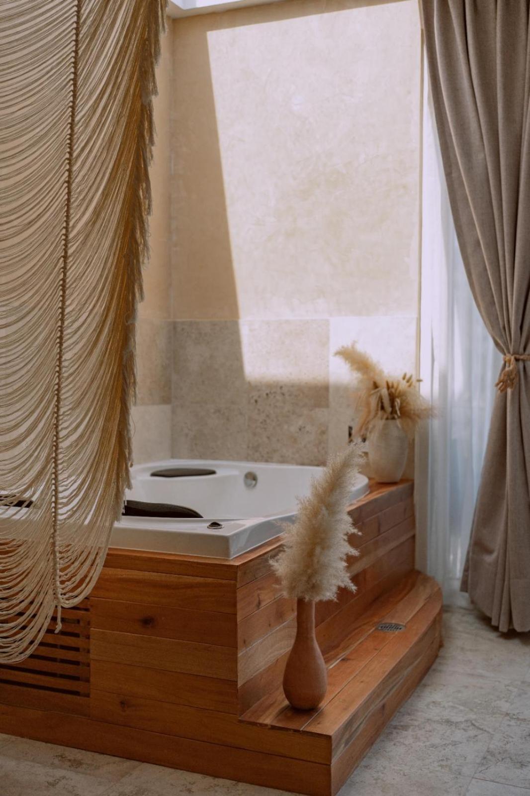 Deluxe Suite with Spa Bath - Photo 6