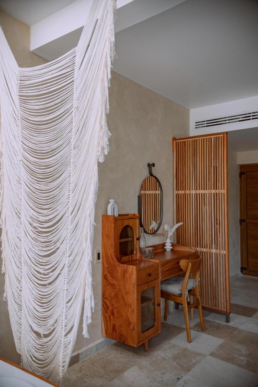 Deluxe Suite with Spa Bath - Photo 5