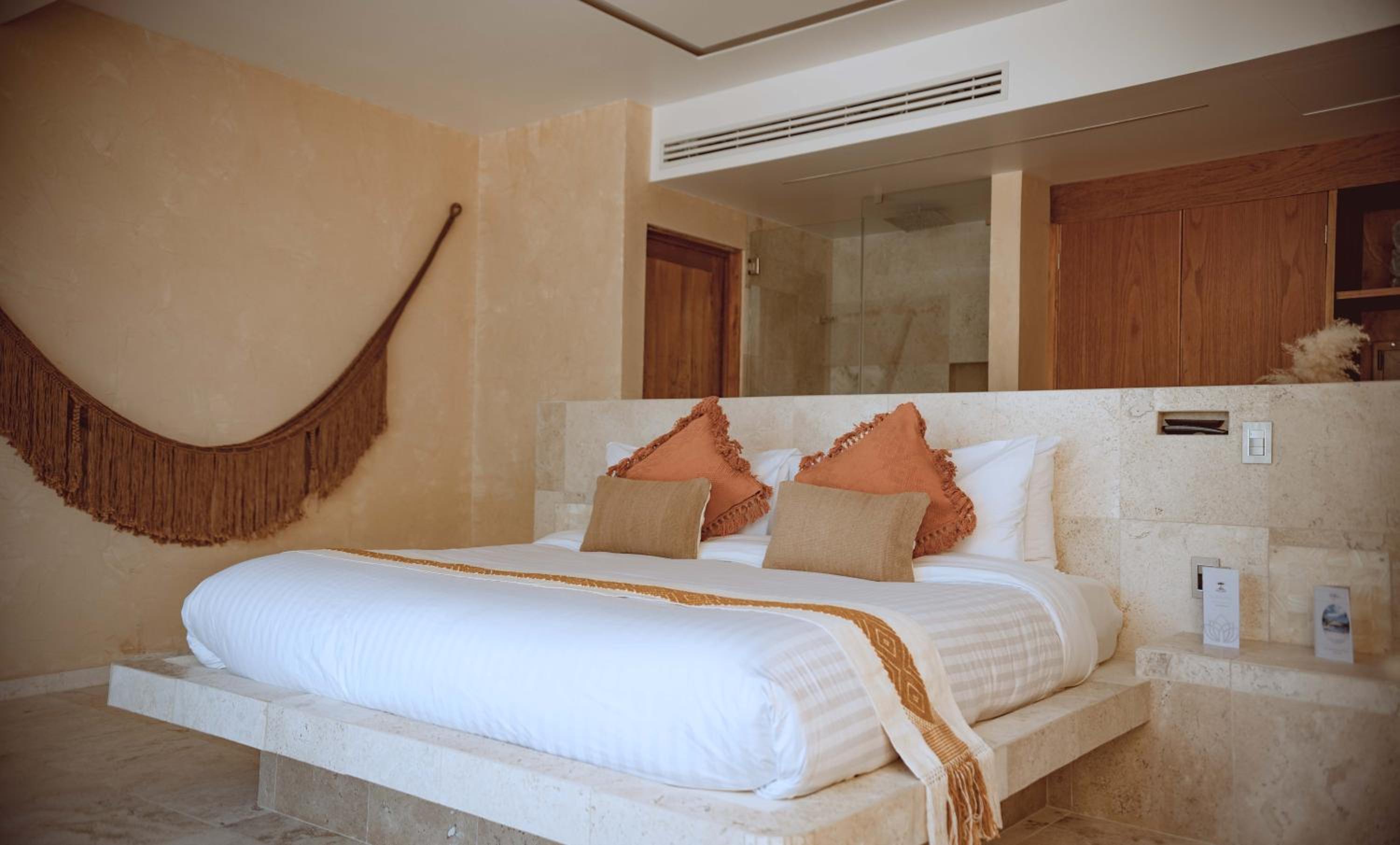 Deluxe Suite with Spa Bath - Photo 4