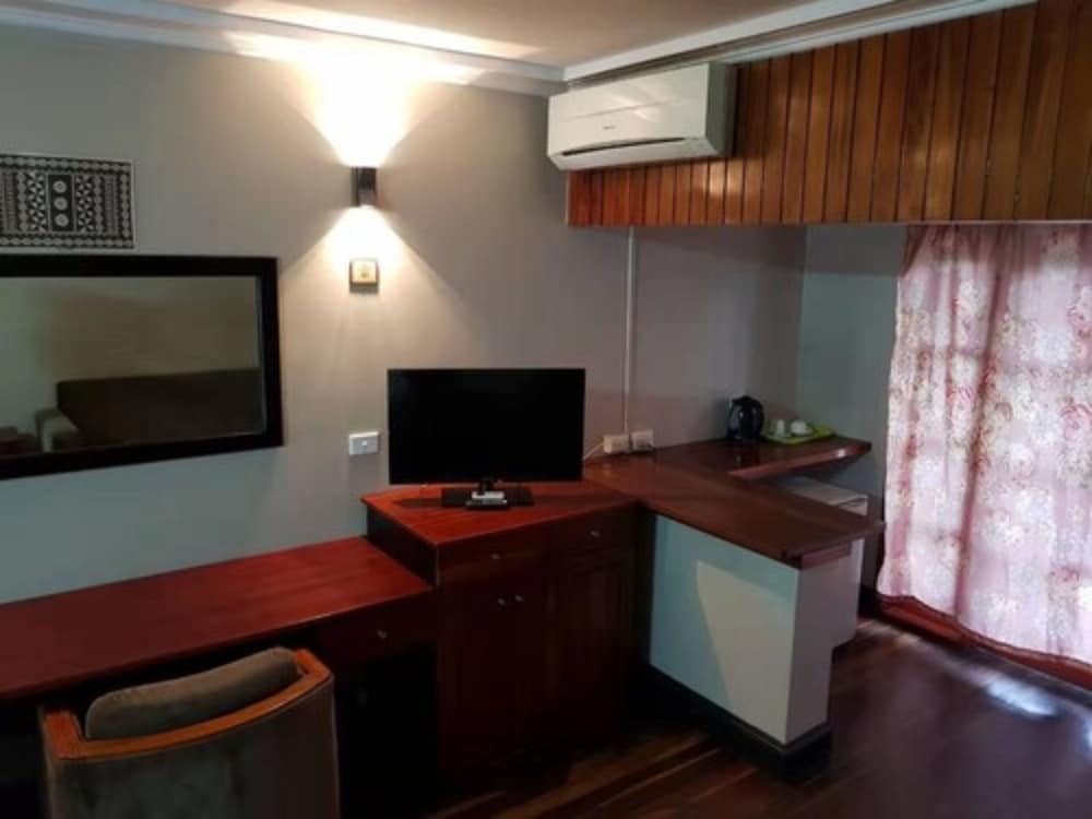 Deluxe Room, City and Partial Sea View photo 2