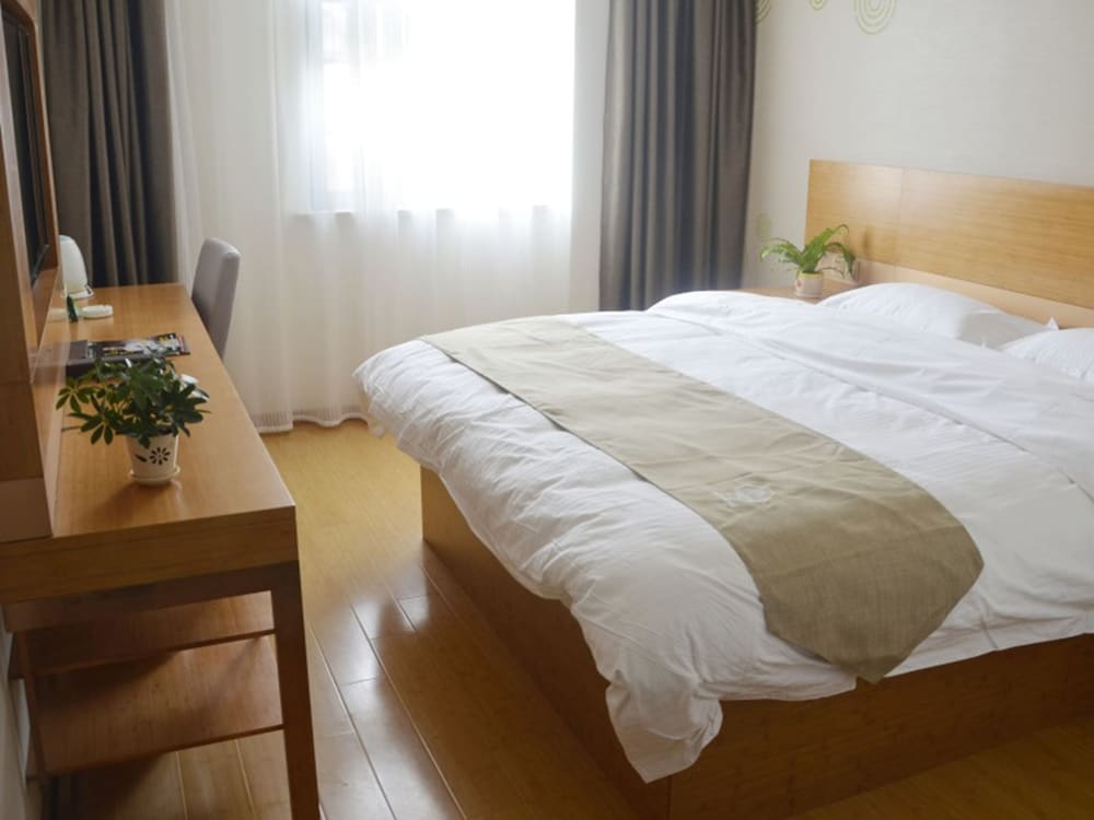 Queen Room, 1.8m bed with window photo 2