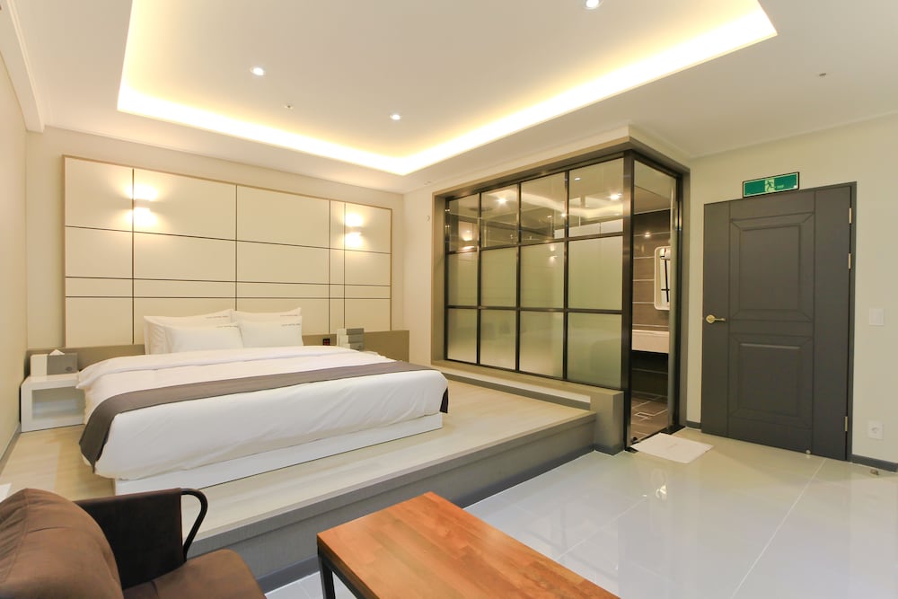Deluxe Room - Photo 14
