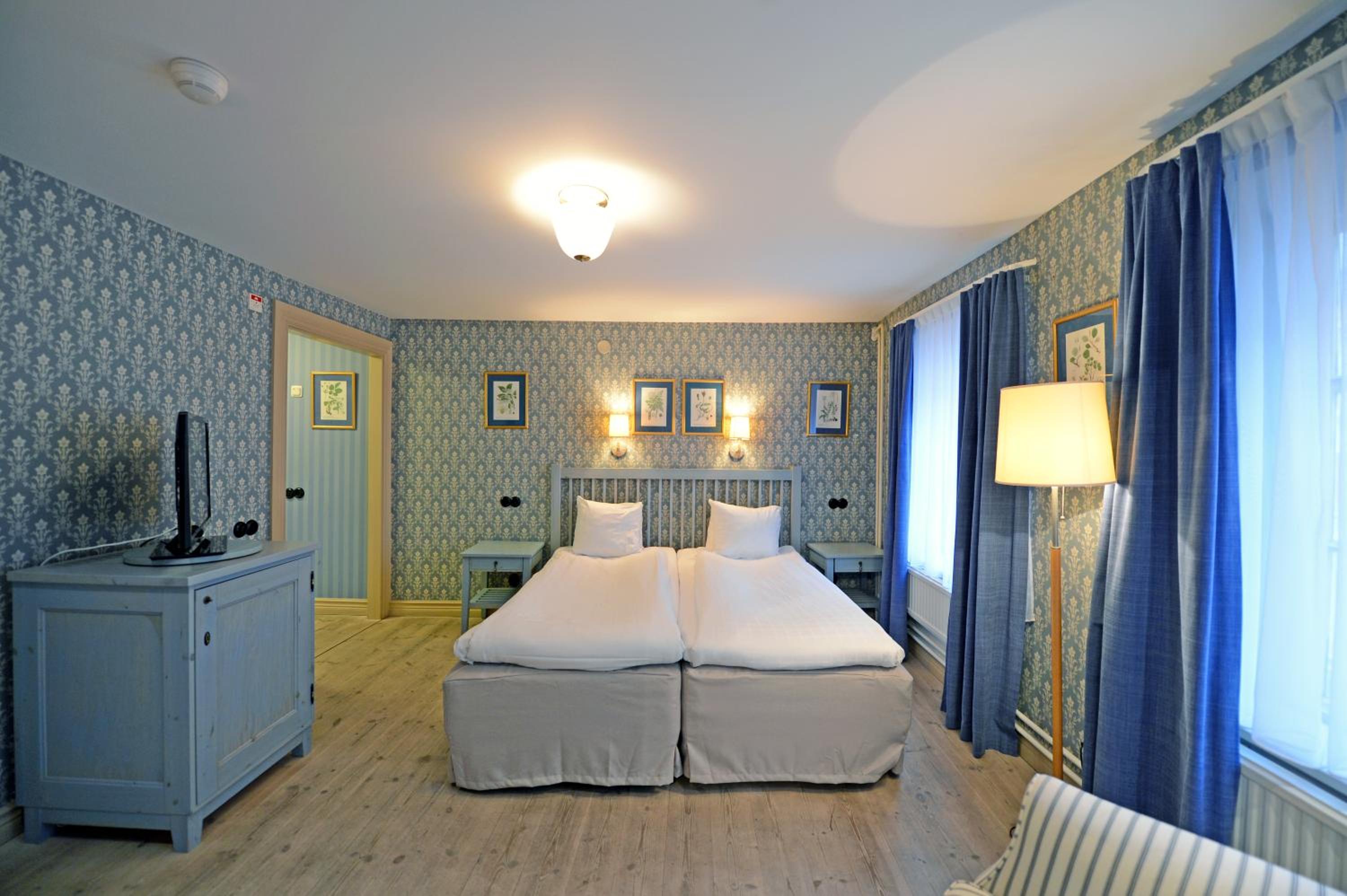Twin Room with Sofa Bed - Non-Smoking - Photo 11