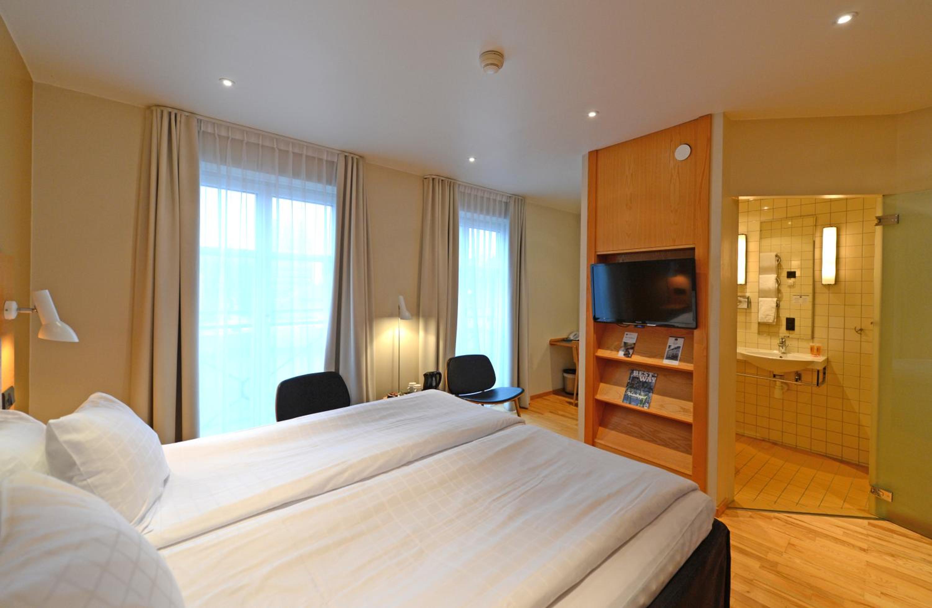 Twin Room - Non-Smoking - Photo 2
