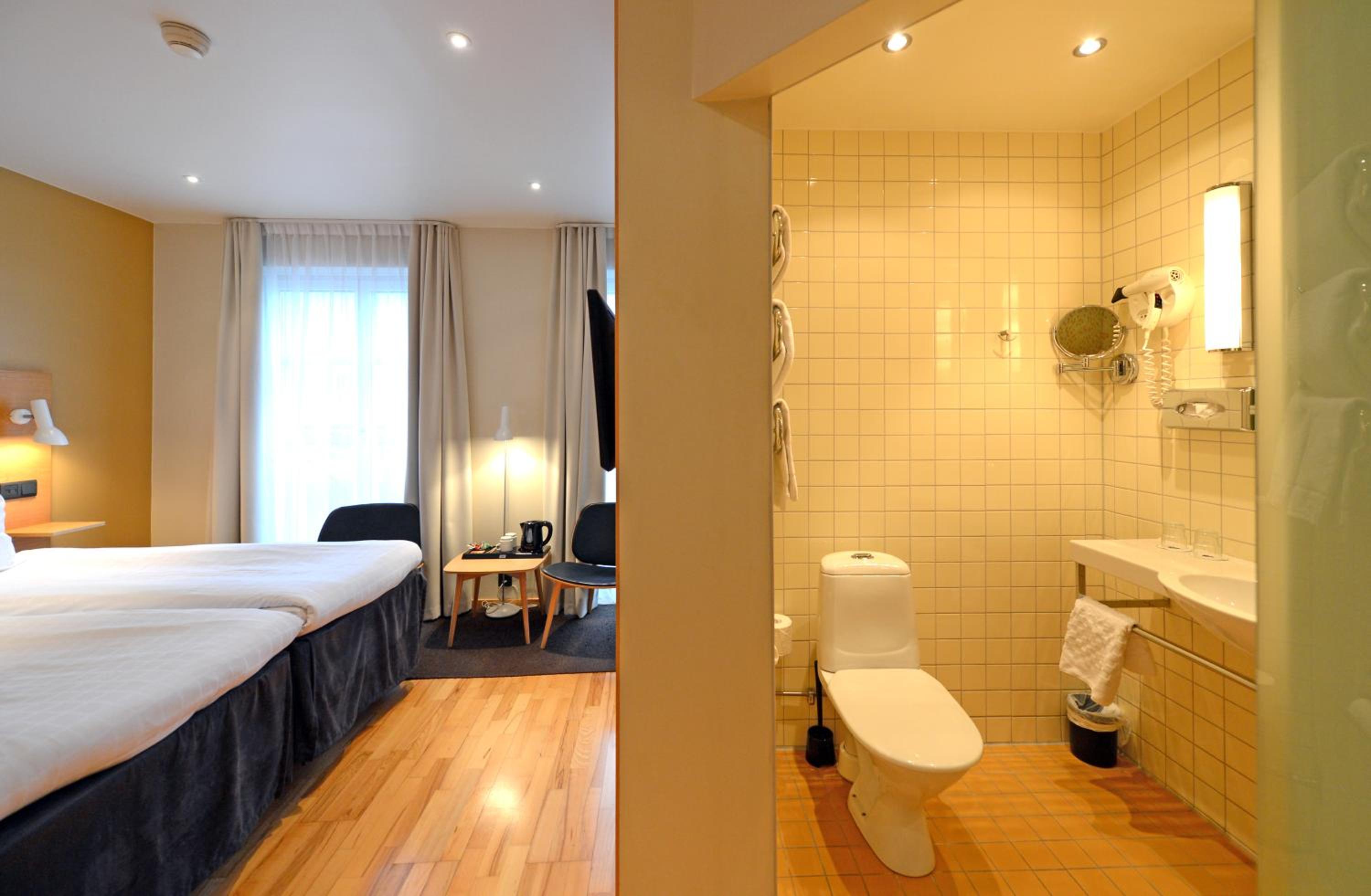 Twin Room - Non-Smoking - Photo 4