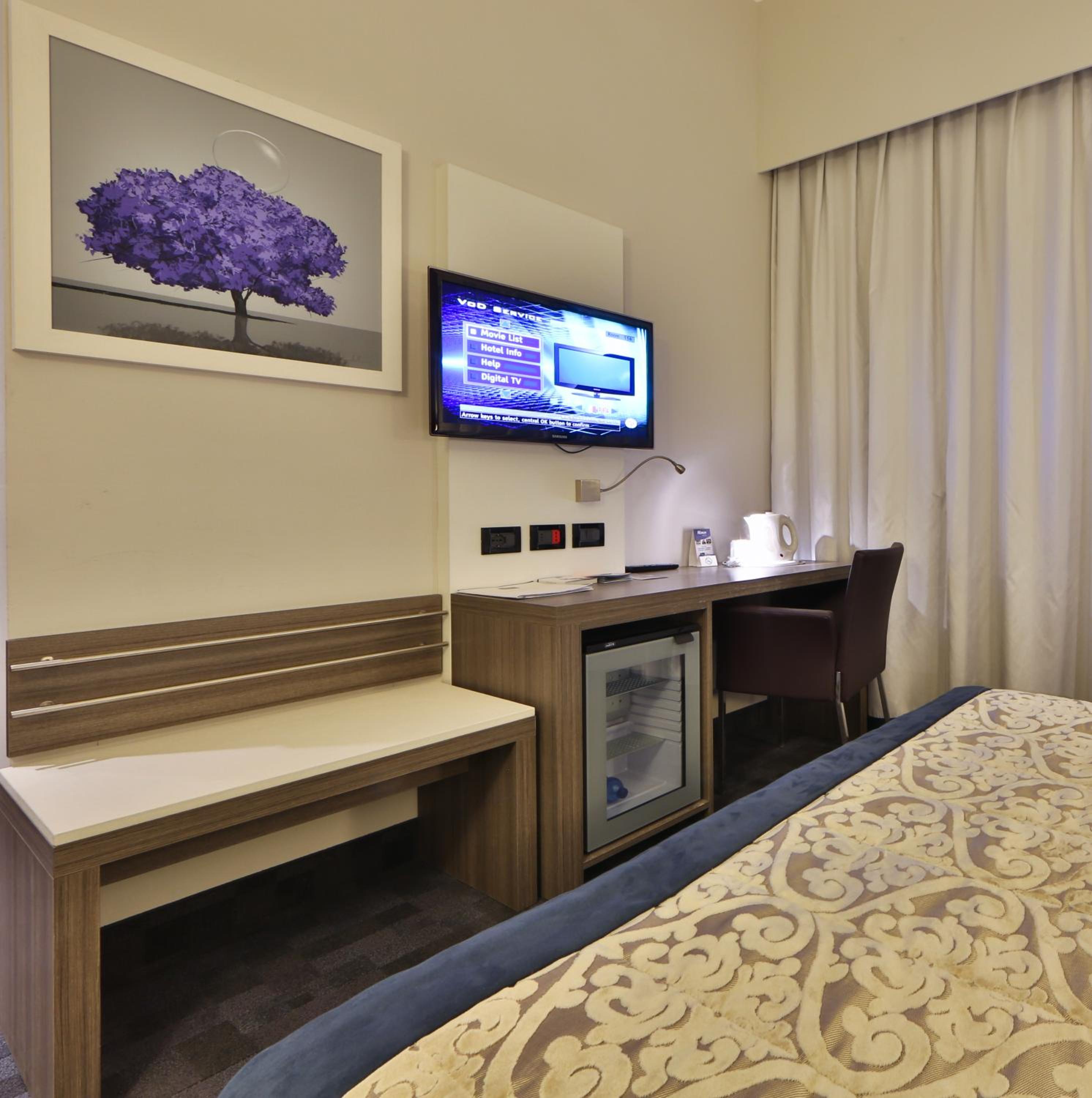Standard Double Room with Roll-In Shower - Disability Access/Non-Smoking  photo 3