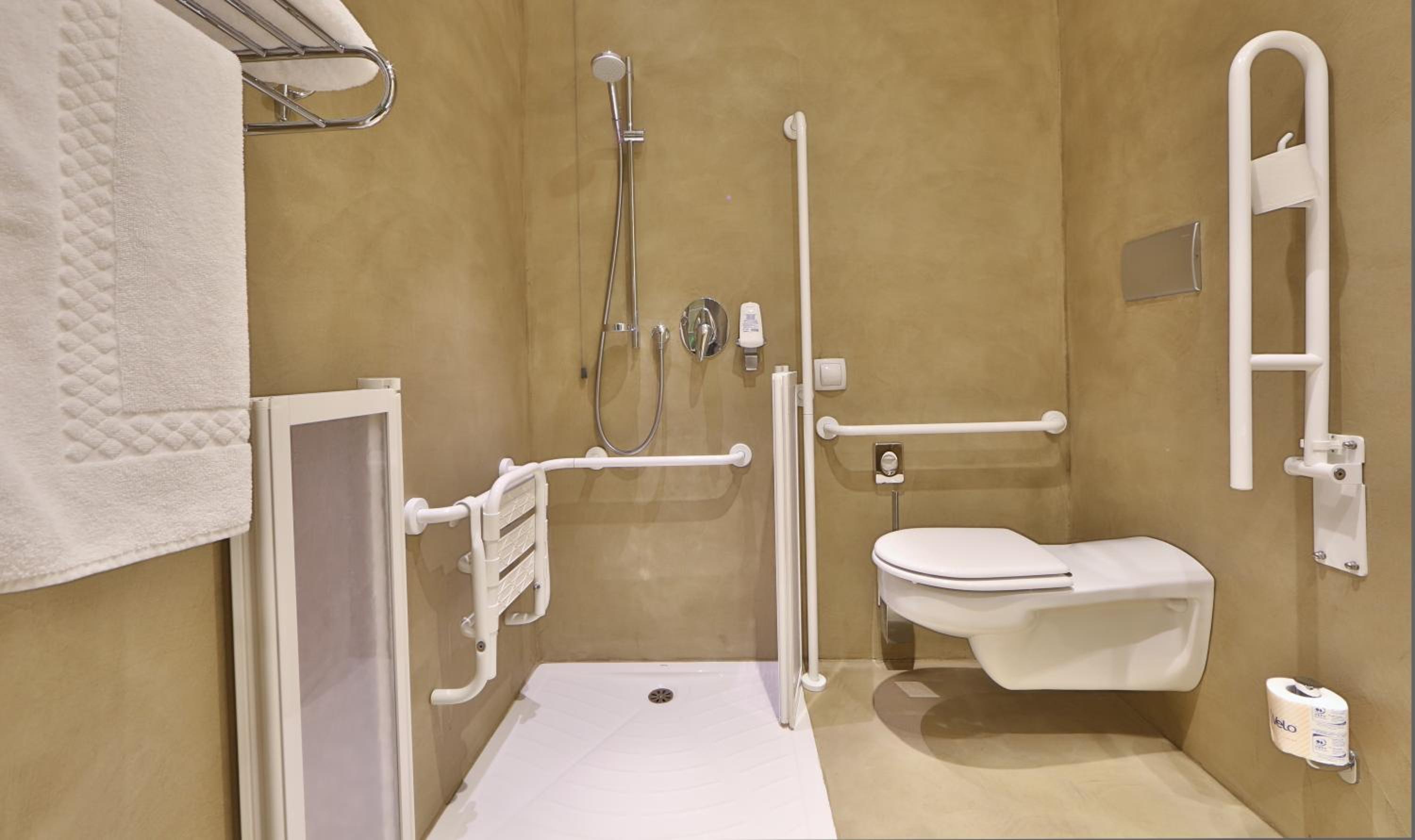 Standard Double Room with Roll-In Shower - Disability Access/Non-Smoking  photo 2
