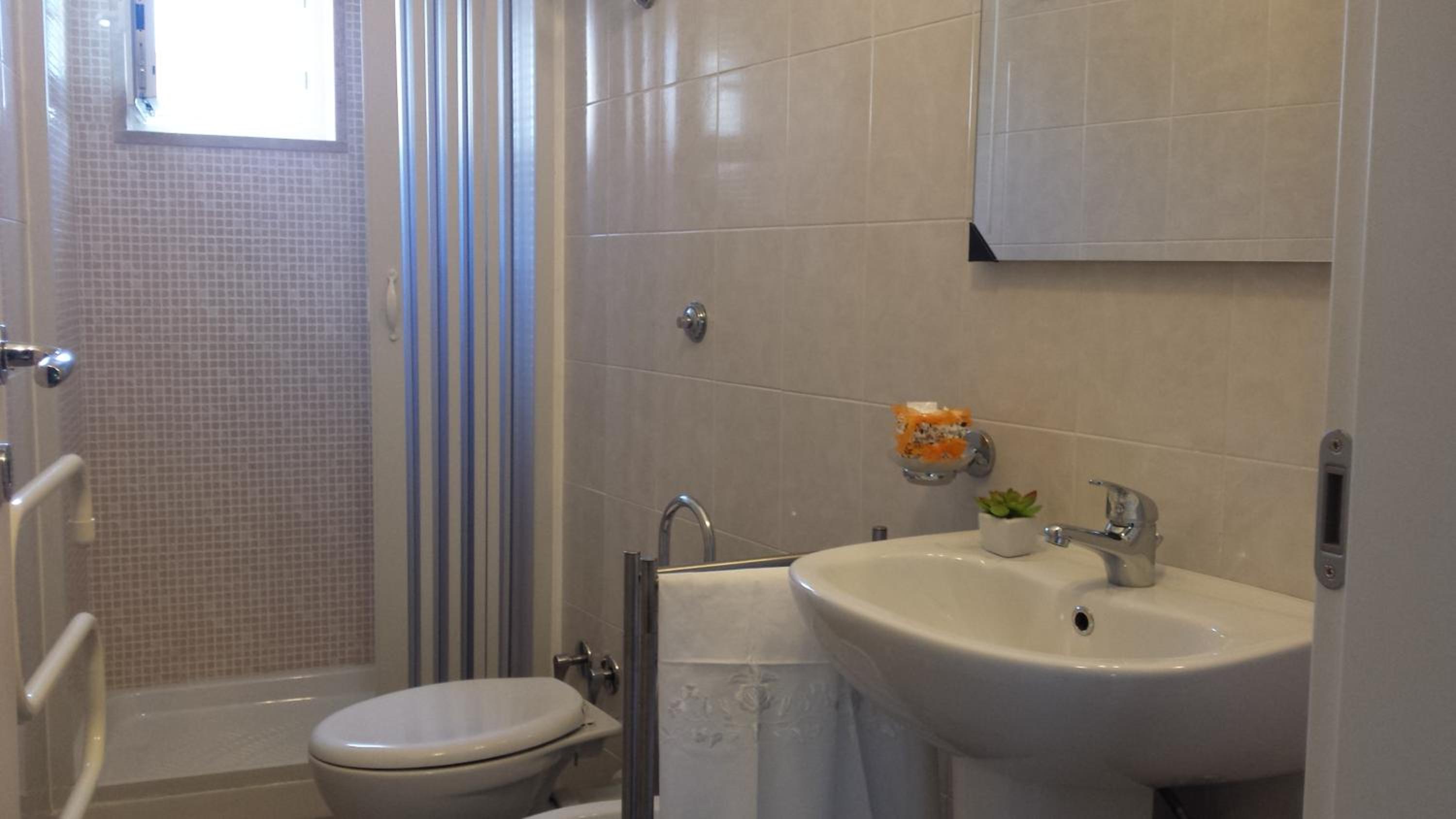 Double or Twin Room - Photo 6