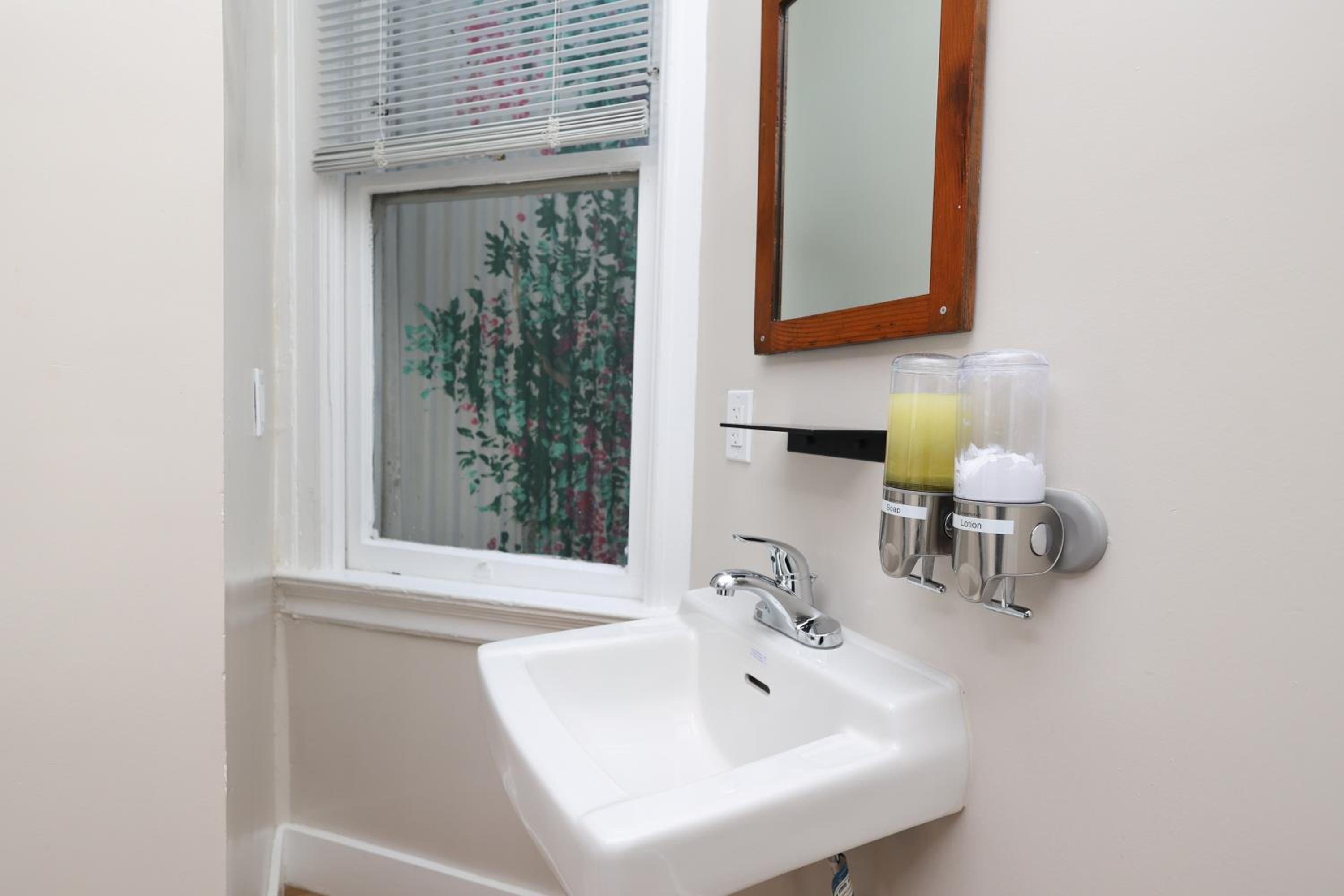 Double Room with Private Bathroom - Photo 8