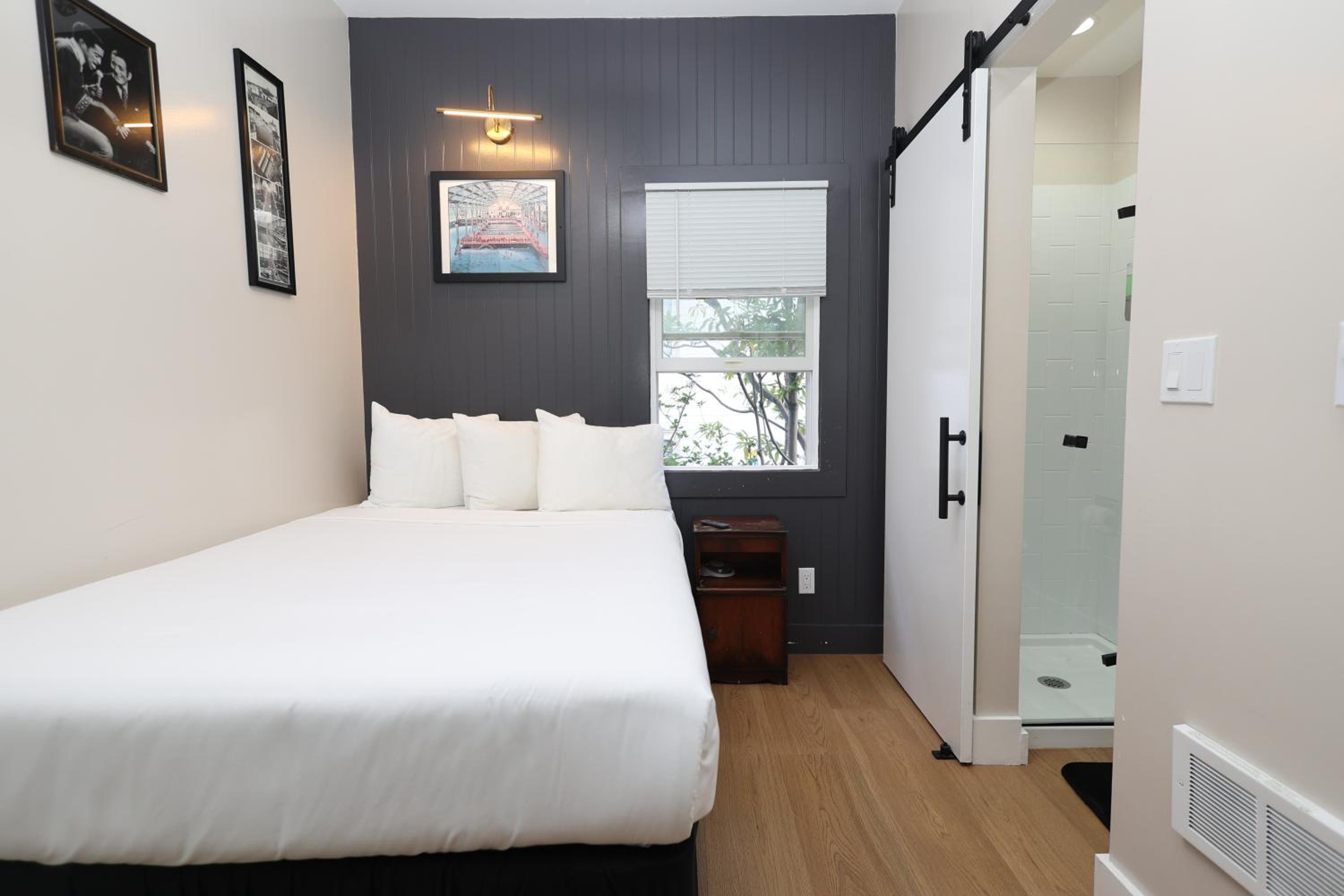 Double Room with Private Bathroom - Photo 12