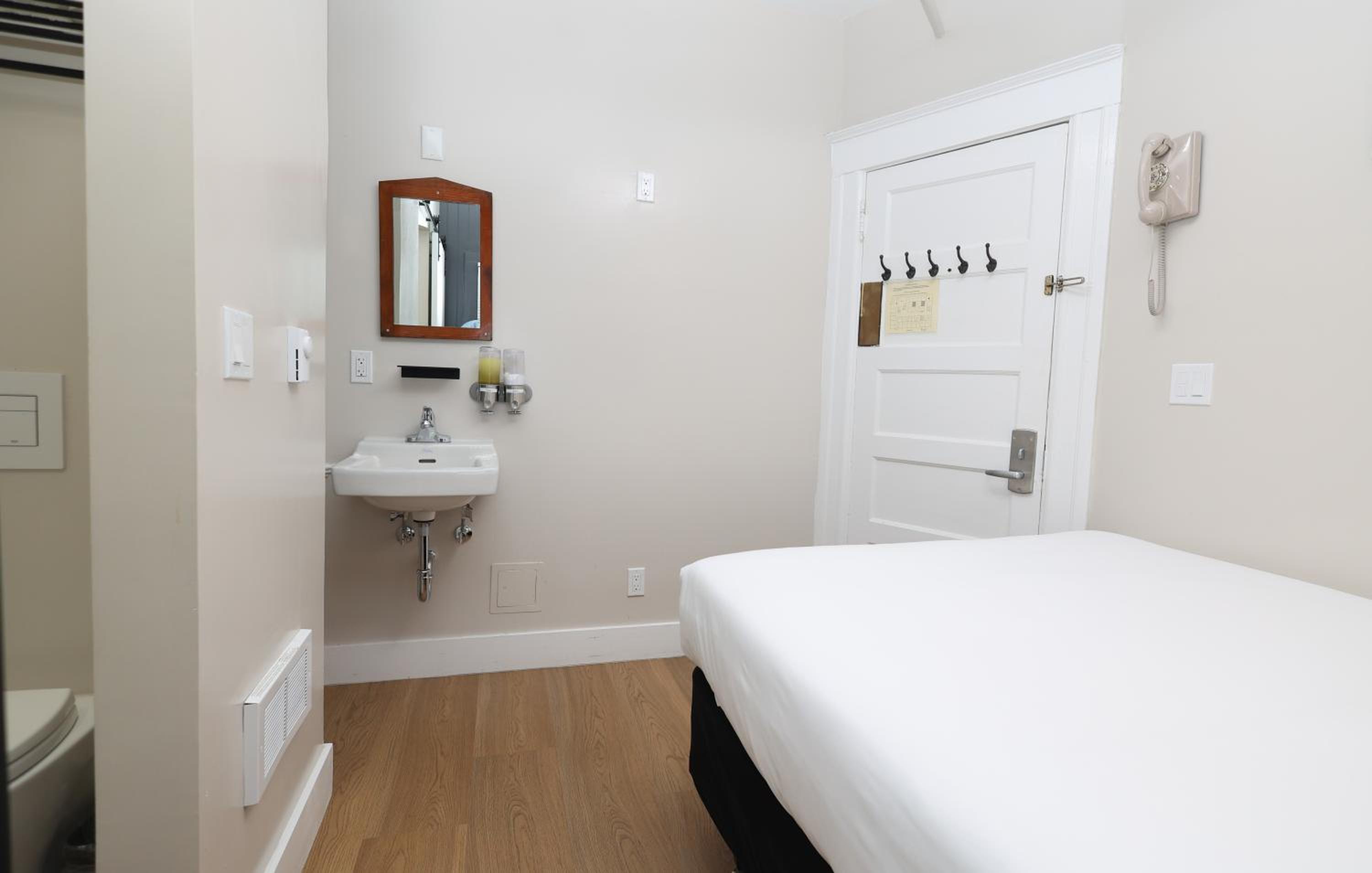 Double Room with Private Bathroom - Photo 13