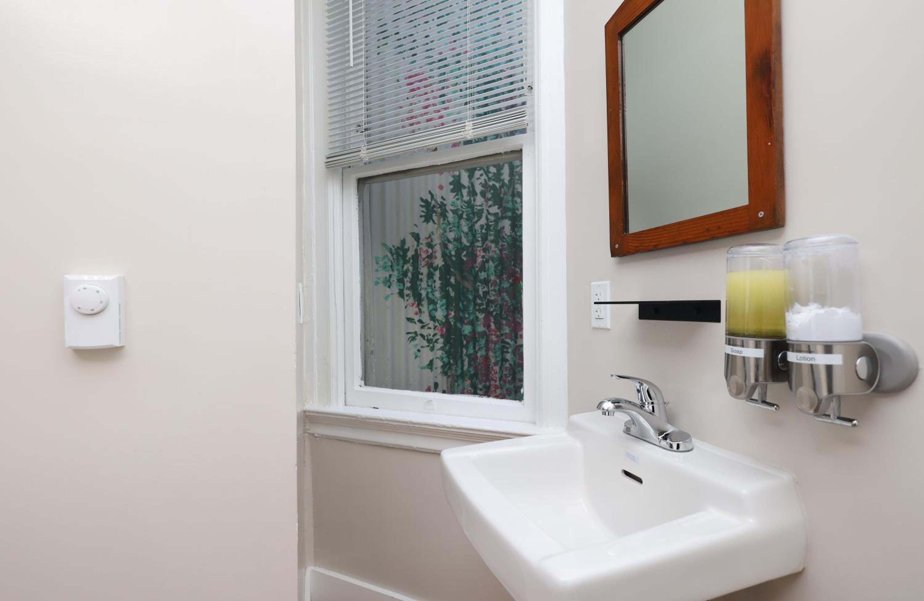Double Room with Private Bathroom - Photo 15