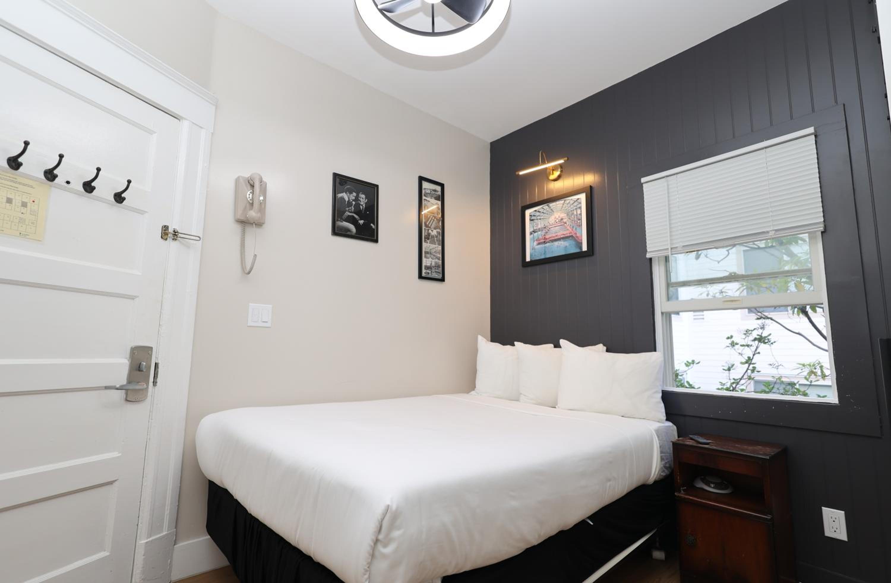 Double Room with Private Bathroom - Photo 16