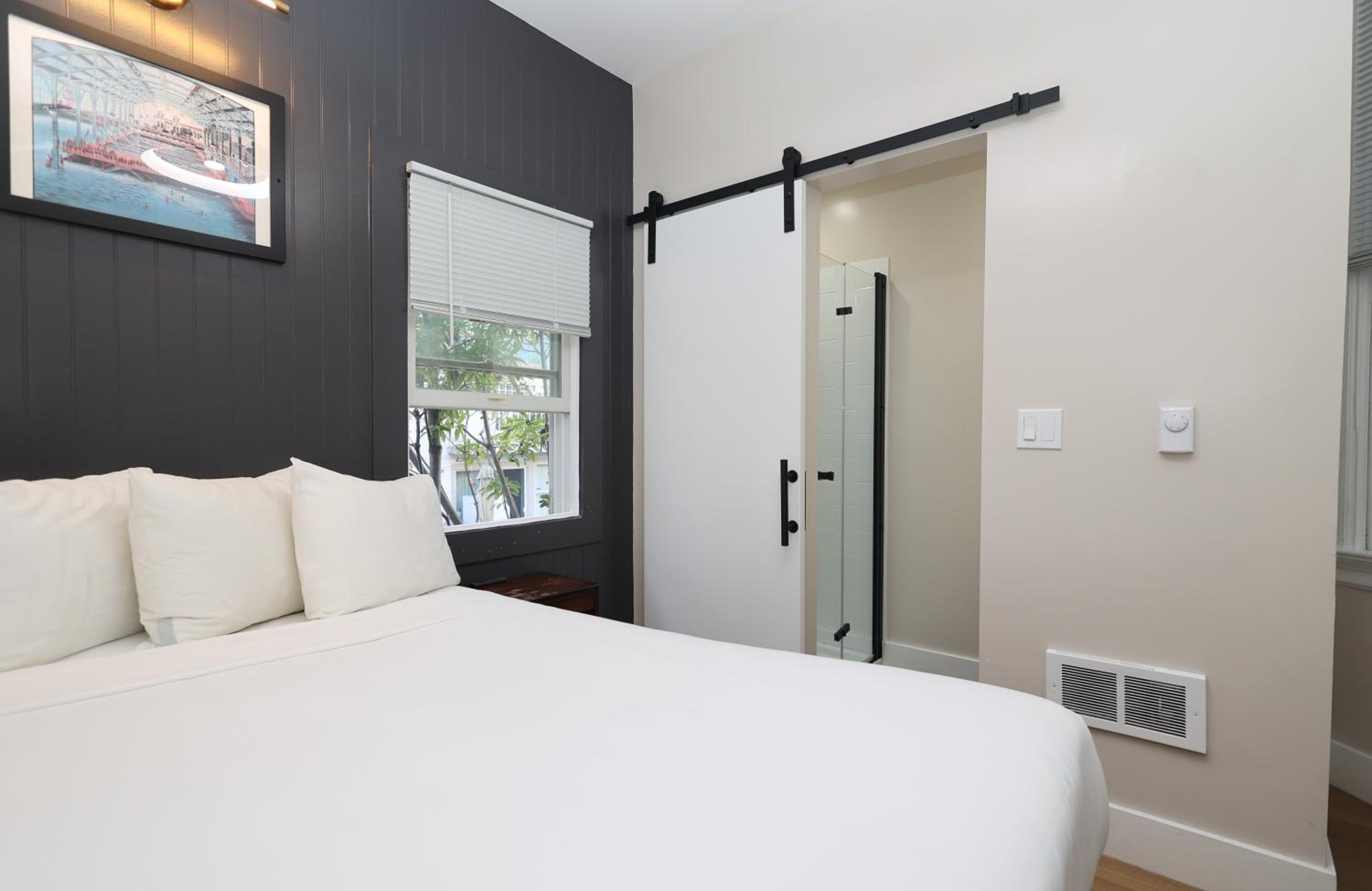 Double Room with Private Bathroom - Photo 24
